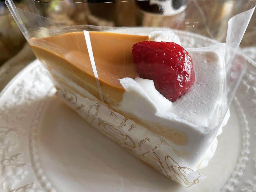 桃さんのインスタグラム写真 - (桃Instagram)「大大大好きなパステルのプリンケーキ🍰❤️大学4年間京都のパステルでバイトしてて、このプリンケーキに関しては少なくとも1000個は切って包んだな…思い出のケーキ。 18年たった今でも形変わらず、美味しくて、あの頃を思い出す。幸せ🤤❤️ パステル見つけたらぜひ食べてみてくださいっ🙏🏻❤️  #パステル #プリンケーキ　@pastel_npudding」3月23日 14時57分 - momo.official