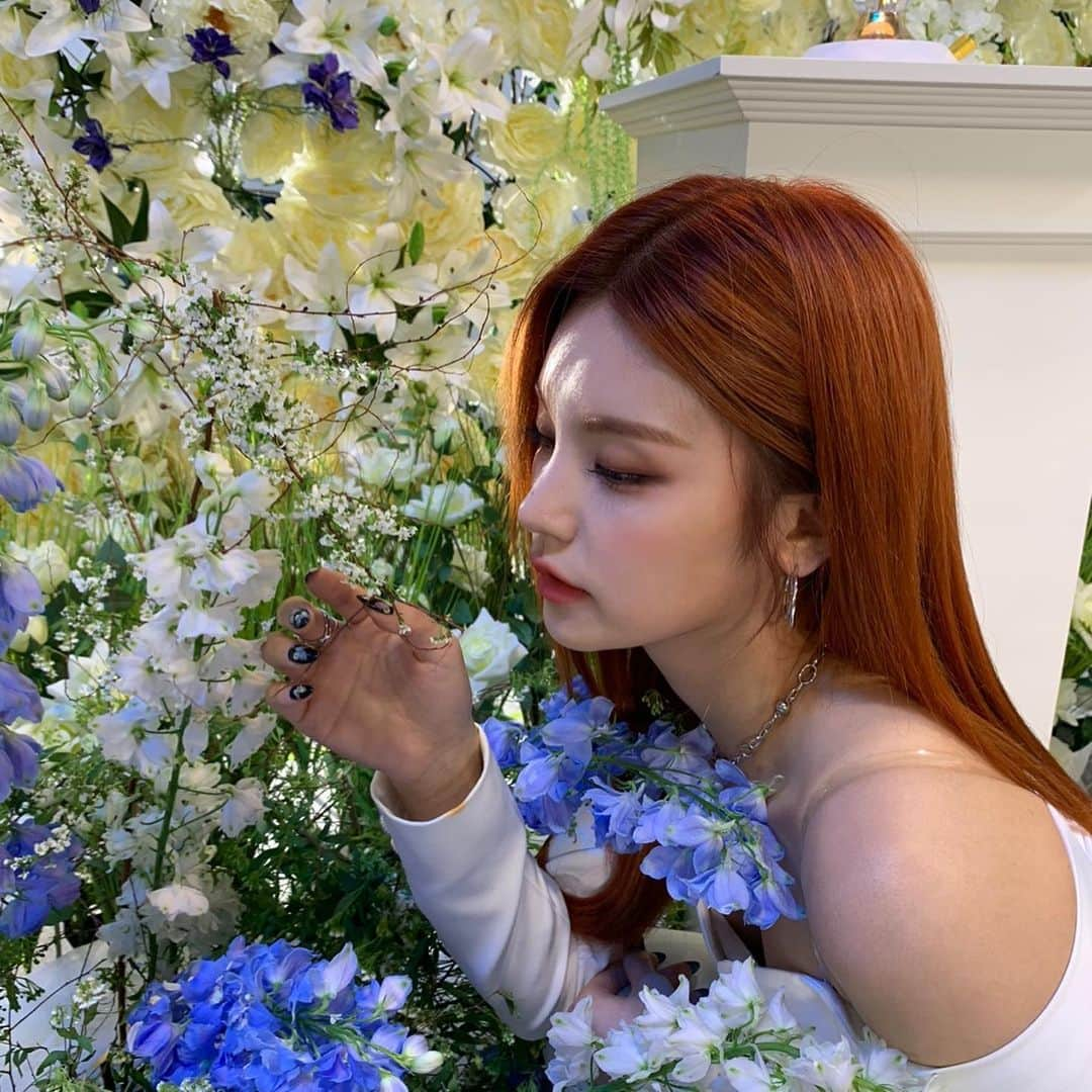 ITZYさんのインスタグラム写真 - (ITZYInstagram)「Trust me?🌷」3月23日 15時00分 - itzy.all.in.us