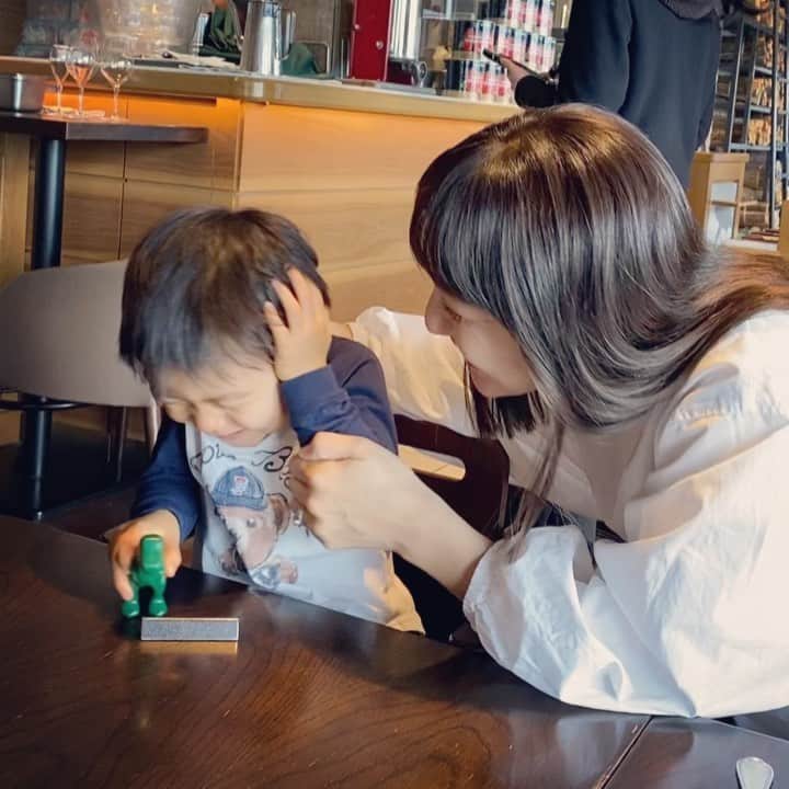 のインスタグラム：「大声を出そうとする息子…🦖 笑かせて止めようとする私…🥰 外食の時は 注文する間 食事を待っている間 何かしらいたずらをしようとする 息子の気を引くのに忙しい時間✨ こんなひとときも あっという間に過ぎてしまうと思うと 愛おしいです💛 #2歳2ヶ月 #myson #love」