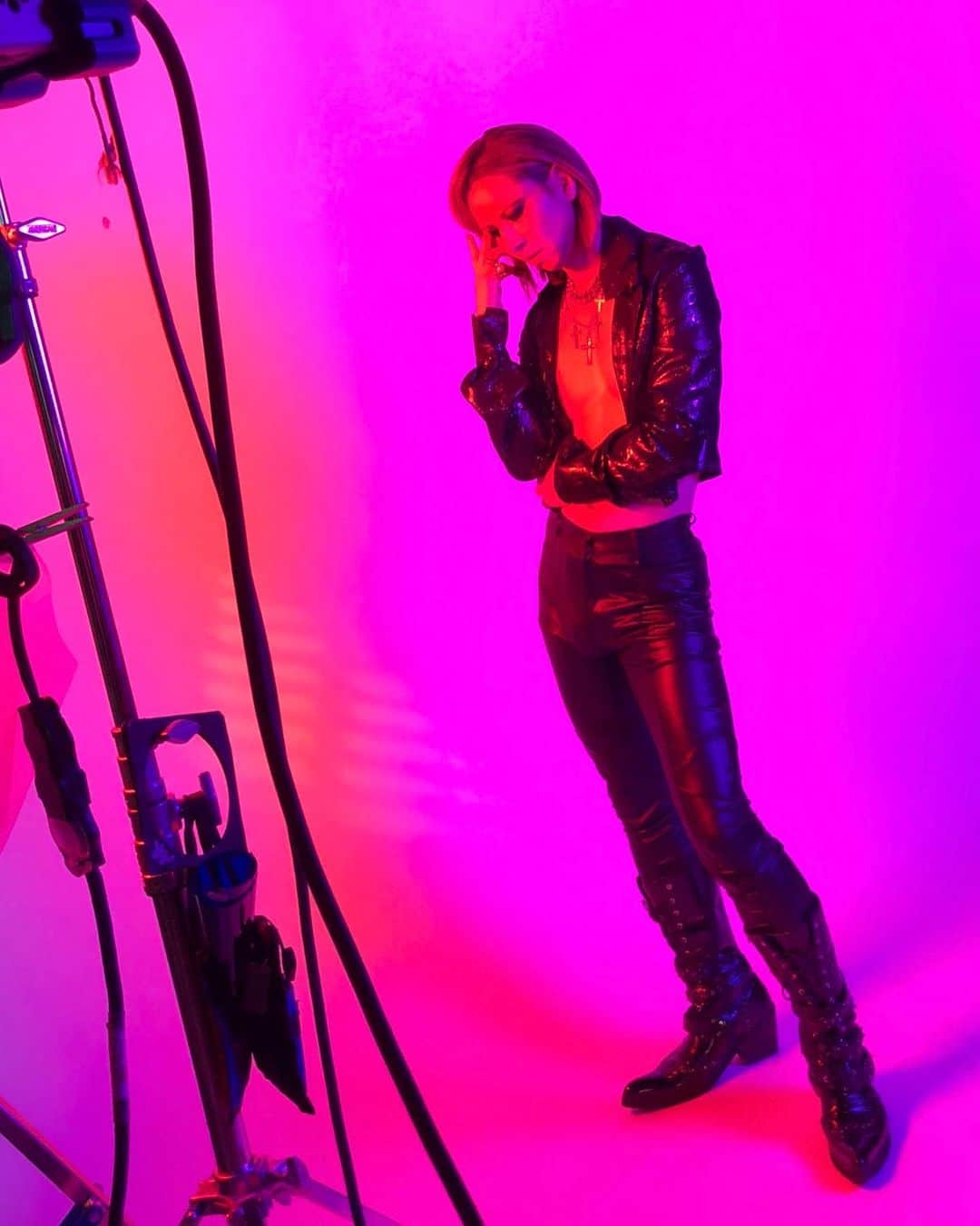 のインスタグラム：「How are you Dear?　みんな元気？  YOSHIKI  Behind the scenes from shooting XY. #写真集 撮影 舞台裏 https:// https://www.youtube.com/watch?v=C8EDRrFHW0w  #yoshiki #xy #fashion #photobook #xjapan」