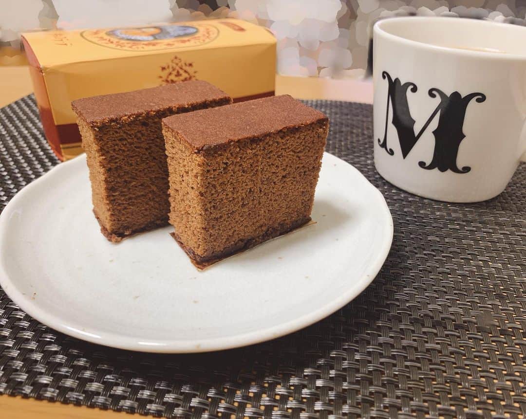瑞羽奏都（水谷美月）のインスタグラム：「長崎土産『チョコラーテ』  家族が先日長崎に旅行に行ったようで、お土産に母から送られてきた長崎のお土産と言えば【カステラ】  カステラ久しぶりに食べたけど、美味しかった💕ふわふわな生地と底のザラメのバランスが堪らんです😆 そして、大好きなチョコレート味のしっとり濃厚な味わい🍫あっという間に私の胃袋に全部収まりましたよね(笑)  長崎のカステラと言えば、"福砂屋"や"文明堂"が有名で、ここの"松翁軒"は個人的には初めて知って食べたけど、こちらも創業1681年と老舗だったんですね😓知らなくてすみません💦 とってもとっても美味で、調べたらお取り寄せもできるみたいだから、今度お取り寄せしてみようかなぁ🎶  #カステラ #長崎旅行 #長崎土産  #松翁軒 #チョコラーテ  #美味しい #しっとり #濃厚  #チョコレート #ザラメ」