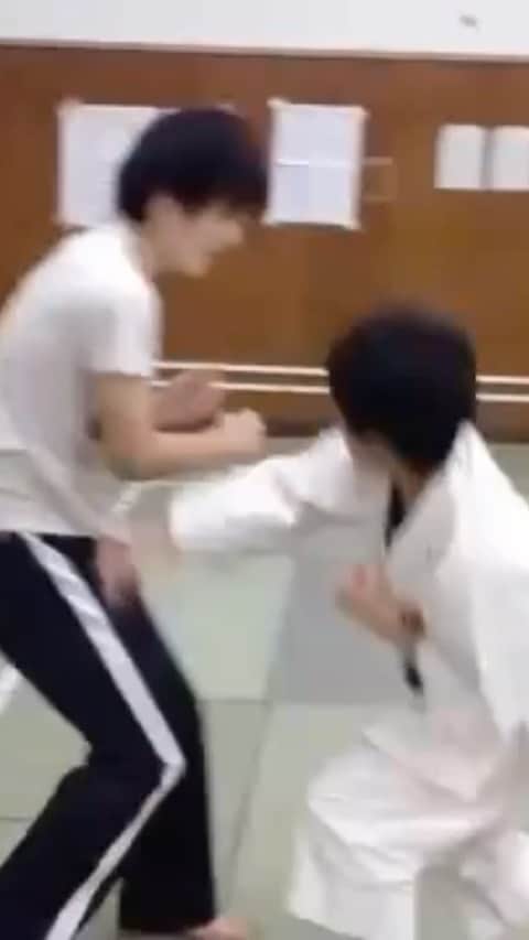 加藤拓歩のインスタグラム：「昨日戦ってる旧友との通話にて 少林寺拳法時代の動画を発掘。  今見るとキレがなくカッコ悪い。(笑）」