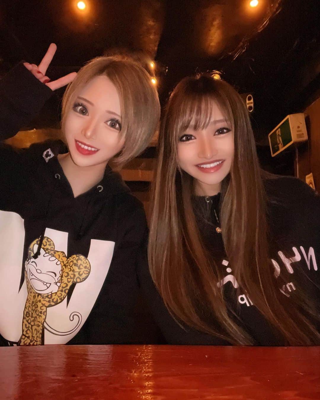 侑季美怜のインスタグラム：「渋谷バー　【Nya-ro】  髪切ったー✂️  本日も20:00より、あかりちゃんと2人で楽しく営業しております😊  お気軽にお立ち寄りください☀️  心よりお待ちしてます💕  　{時間｝ 　20:00〜5:00  ｛2時間飲み放題} 　男性　6,000円 　女性　3,000円 　※ ショット、シャンパンは別料金です🥂  〒150-0043 東京都渋谷区道玄坂2-17-3 SGビル3階　Nya-ro  ※ 3階のエレベーター降りて右側の黒いドアです🚪  場所が分かりづらいと思うので、連絡頂ければ近くまで迎えに行きます💨」