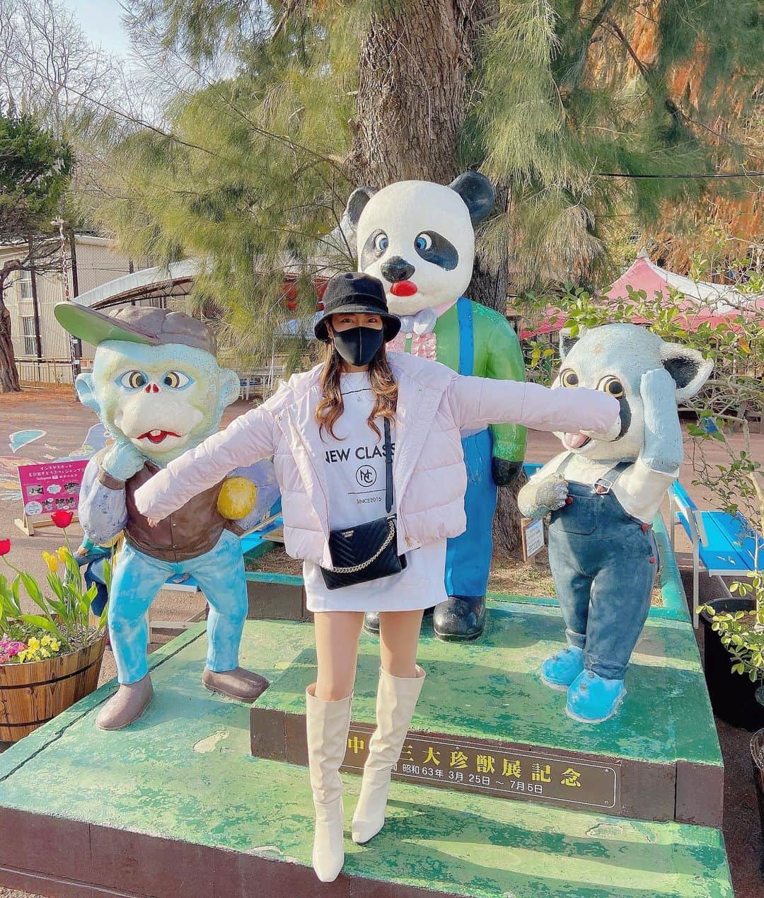 福井柑奈さんのインスタグラム写真 - (福井柑奈Instagram)「【2月】 岡山県にある、 池田動物園に行ってきました〜🐯🐵🦧🦍🐅🦒🐘🐓🦩🦚🦝🐷🐻‍❄️  (@love_ikedazoo )  なにやら面白いオブジェが気になりすぎてずっと写真撮ってしまった！  ロバさんと接触に成功しました👏 飼育員さんに、強めに撫でてあげないとくすぐったくて逃げちゃうよと言われたのでゴシゴシさせていただきました😍👍！  可愛かった🤤  そしてお目当てのホワイトタイガー🐯🐻‍❄️！！サンちゃんーー！！！！！！！ とてもかっこよかった。 けどやっぱり可愛かった💓 もふもふしたかった🥺  そのほかの動物さんたちも キャラ濃い方いたりして 面白かったです😆❗️  皆さんも岡山に来たらぜひ！  #岡山 #動物園 #池田動物園 #女子旅  #ホワイトタイガー #サンちゃん #ロバ #餌やり #コメント大歓迎 #フォロワー募集中 #インスタグラマー #zoo #ikedazoo #japan #animal #followme  #animals #cute #tiger #swag #dayoff #whitetiger #trip #travel #fashion #girl #girlstrip #🐯 #❤️ #instgramers」3月23日 17時15分 - kanna_fukui