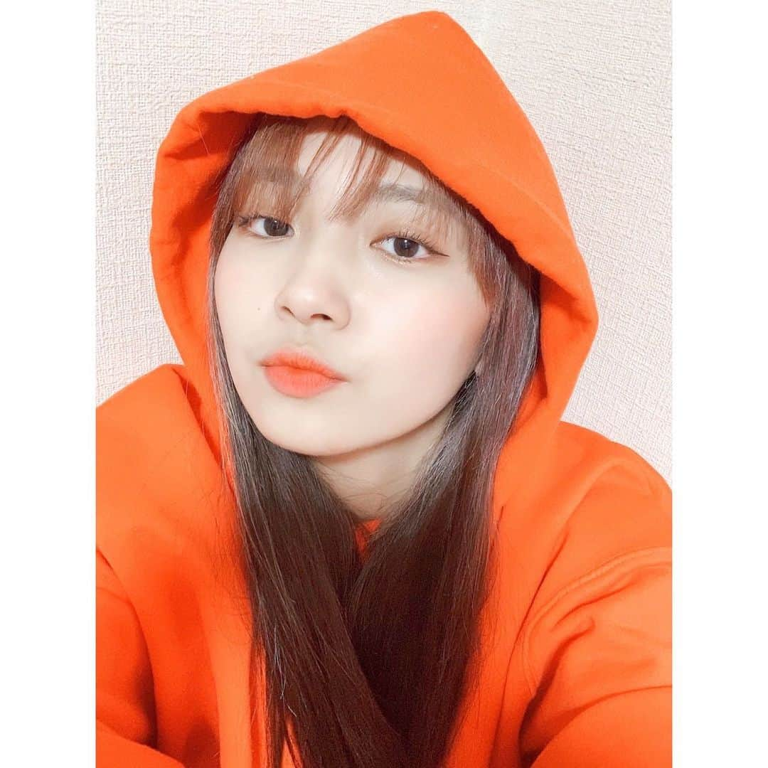 NiziUさんのインスタグラム写真 - (NiziUInstagram)「オレンジパーカー×オレンジメイク🍊🧡  —————————————  오렌지 후드티×오렌지 메이크업🍊🧡  #NiziU #WithU #MAYUKA #🐱🌈」3月23日 17時46分 - niziu_artist_official