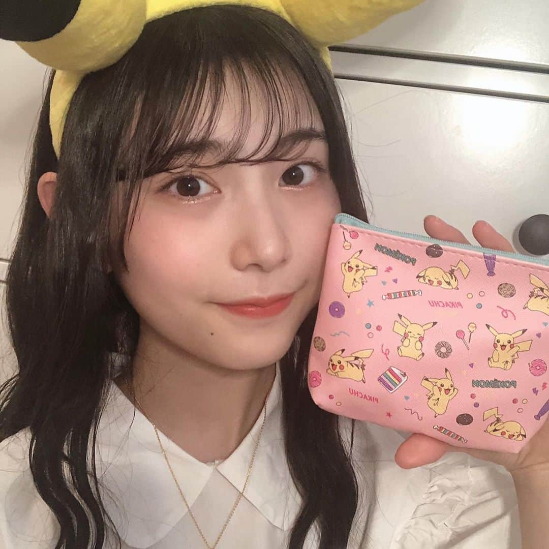 ニコ☆プチのインスタグラム：「アキピカチュウ⚡️ リップやアクセの持ち運びにも超つかえる〜！😽  . .  あきはリップとヘアピン、イヤリングとマスクとかを入れてるよ🎀 ティッシュと一体型のポーチはすごく使いやすい！ ピンクカラーとピカチュウの表情が可愛くていやされてます☺︎ 小さい頃にポケモンセンターに行ったのが懐かしいな~💛🖤 . .  #ニコプチ #ニコプチふろく #プチモのふろくの使い方  #ニコプチふろくのある生活  #ポケモン #ピカチュウ #ふろく #近藤藍月」