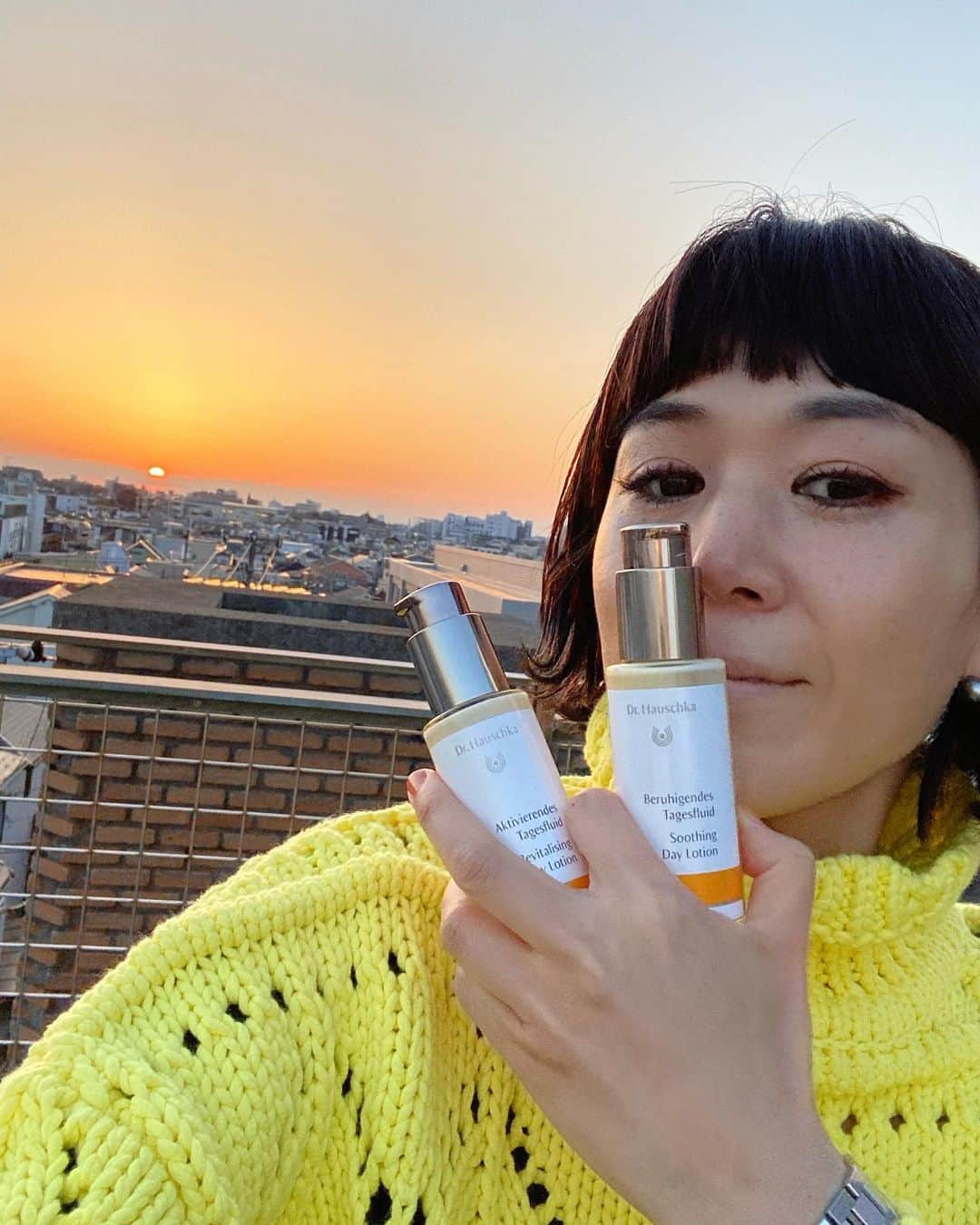 早坂香須子さんのインスタグラム写真 - (早坂香須子Instagram)「今日の夕陽も綺麗でした〜🧡  さて、今夜20時から ドクターハウシュカのデイミルク の魅力をライブでお届けします✨  長年愛用しているハウシュカの名品もご紹介しますね🥰  質問などもお待ちしてまーす🧡🧡🧡🌸🌸🌸  @drhauschkajapan  #ドクターハウシュカ #デイミルク #Drハウシュカ #インスタライブ #オーガニックコスメ #オーガニックライフ #ビオディナミ #お知らせもあります✨」3月23日 17時59分 - kazukovalentine