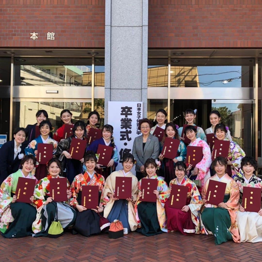 竹中七海さんのインスタグラム写真 - (竹中七海Instagram)「3月15日、日本女子体育大学を卒業しました🌸 素敵な先生方と、優しくて面白い最高の同期に恵まれて本当に幸せ者です。 たくさんのサポートがあったからこそ、競技に集中しながら勉学も学ぶことができました。 普段は練習でなかなか大学には通えませんでしたが、各教科の先生方が補講などでも丁寧に教えて下さって、感謝でいっぱいです。 あと、毎年新体操部の発表会にも出演させていただいて、素敵な作品を一緒に踊ることができてすごく嬉しかったです！！ 同期のビーフのみんなは明るくてすごく優しくて、学校行けた時みんなに会えるのがすごく楽しみだったし、すごくパワーをもらってました。 まだまだ学校行ったら会える気がしてて、これからそれぞれの道で会えなくなっちゃうのは本当に寂しい😢 今まで本当にありがとう😭 ビーフのみんなと同じ学年で本当に幸せです！！  日女に入学して、本当に良かったです。 本当に本当にありがとうございました。  ⚠︎撮影時のみマスクを外しています  #フェアリージャパンPOLA #日本女子体育大学 #卒業」3月23日 18時03分 - nanami_takenaka