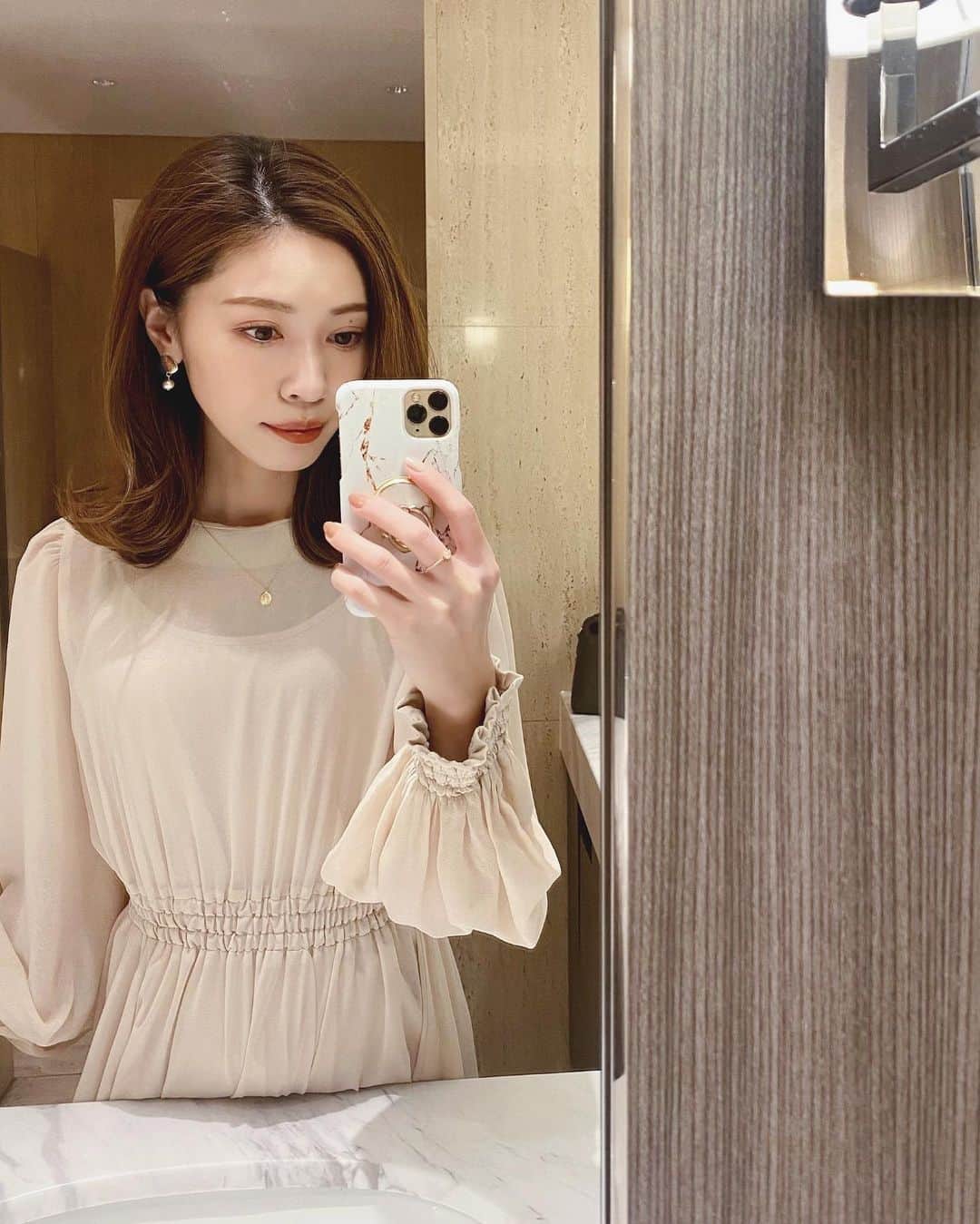 石黒美帆のインスタグラム：「﻿ *﻿ 毎年これくらいの時期は﻿ 花粉でお肌が特に敏感になって﻿ 赤みが出たり荒れたりするのですが💦﻿ ﻿ @unelimit_official でのハーブピーリングのおかげか、肌が丈夫になってる気がする🥺﻿ とにかく毛穴が綺麗になるし、効果もしばらく続くのが嬉しい！1ヶ月くらい経つかな？！そろそろ行かなくては💓﻿ ﻿ ピアスは @mignon_de_bijoux 🤍﻿ ﻿ ﻿ ﻿ #skincare#beauty#vocest#unlimit#美容#スキンケア#ハーブピーリング#クリスティーナ#美肌#美肌」