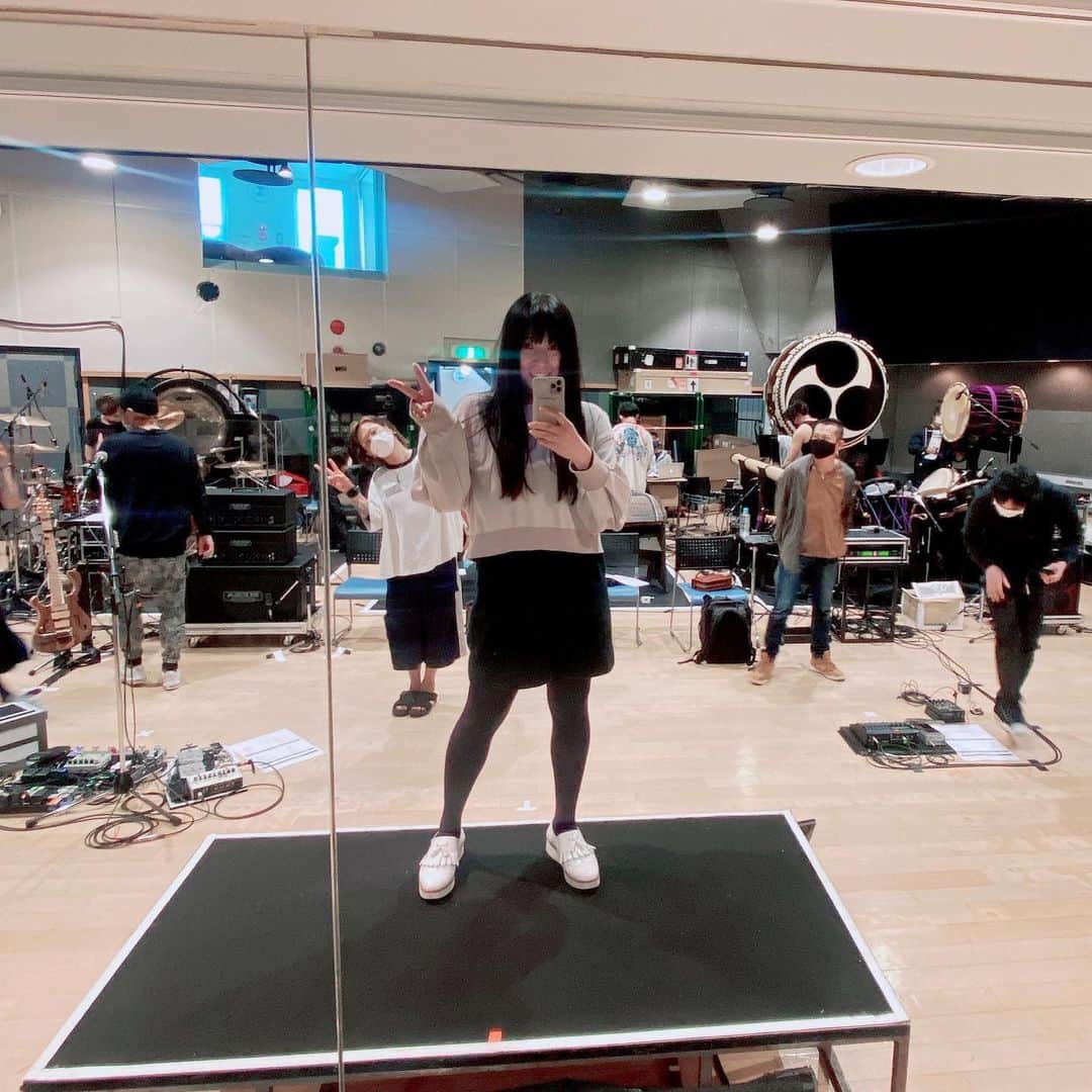 鈴華ゆう子のインスタグラム：「4/4のファンクラブイベントに向けて、リハーサルを始めています。オンラインですが、是非ー！チケットはホームページみてね。 #和楽器バンド #鈴華ゆう子 #Wagakkibnd」