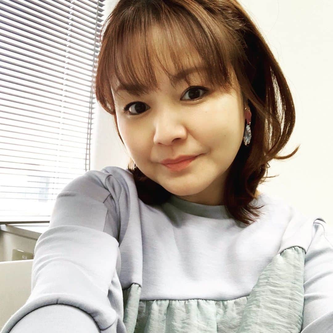 中澤裕子のインスタグラム：「・・  今日のお衣装は @blanco_atago  さん。 ブルーグレーのような 水色のような優しい春color。 軽くて フワフワ揺れるデザイン 可愛いかったです☺︎  春は出会いと別れの季節。 出会いだけだといいのに、、 といつも思います。  福岡は桜の満開宣言出ました🌸 今年もワイワイお花見はお預けですが、去年の今頃は外にすら出ることが出来なかったわけで。 近くで見る事が出来るだけ良しかな☺︎」