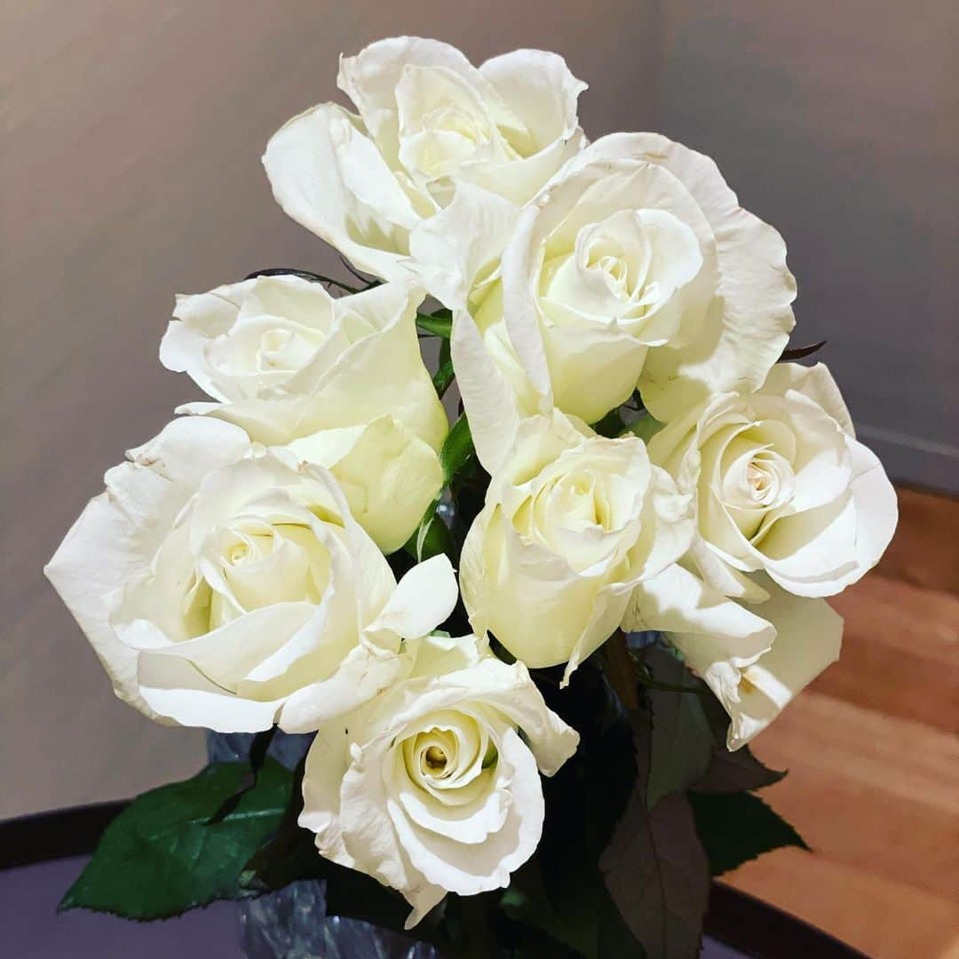 和央ようかさんのインスタグラム写真 - (和央ようかInstagram)「White Roses 😍😍😍  大好きな白薔薇を愛でて幸せ気分になる😍😍😍  #takakotokyostylin🇯🇵 #lifestyle #yokawao #癒し#rose #白薔薇#和央ようか#大好きな#ローズギャラリー」3月23日 18時31分 - yokawao0215