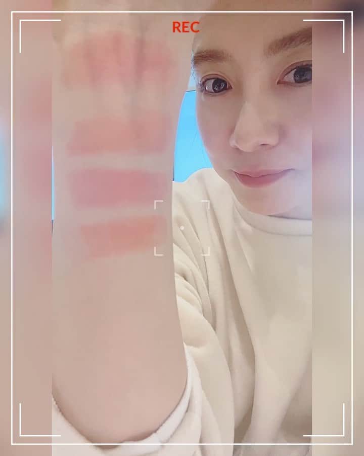 ソン・ジヒョのインスタグラム：「요즘 나의 최애...💋 자랑하고 싶은데!!!! 그래서 영상으로 자랑해 봅니다👍🏻 #비디비치 #밀레니얼글로우인밤 #selfad」
