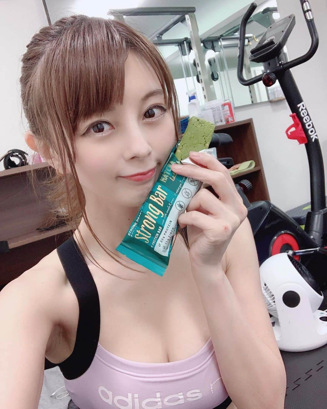 satomiさんのインスタグラム写真 - (satomiInstagram)「burningincofficial🏋️‍♀️ ・ 今日のトレご飯🍚『ストロングバー』🏋️‍♀️ ・  3月16日ストロングバーの「マッチャラテ味」と「ストロベリー 味」ががナチュラルローソンで先行発売されたので早速GET〜！ ・ これ一つでタンパク質が20g以上とれちゃう！優秀なプロテインバー👏 無添加でグルテンフリーだよ。 私はトレーニング前に半分、終わりに半分もぐもぐ💕 ・ 今日は抹茶味🍵濃厚で美味しい！ 一番好きかも♡ 抹茶好きにはたまらない🤤 ・ ストロベリーは🍓つぶつぶ入りで甘くて美味しい✨✨ ・ 満腹感や甘さが特にお気に入り♡ 朝食置き換えにもおやつにもいいね👍 ・ （@strongheartjapan)🔍してみてね🏋️‍♀️ ・ #ストロングバー  #プロテイン  #プロテインバー  #ナチュラルローソン  #pr  #筋トレ女子 #筋トレ #プロテイン女子 #トレーニング飯 #fitness  #置き換えダイエット #プロテインダイエット  #ダイエット #ナチュラルローソン #抹茶スイーツ #ストロベリー #🍓 #スイーツ女子 #コンビニスイーツ」3月23日 18時27分 - saatoomii47