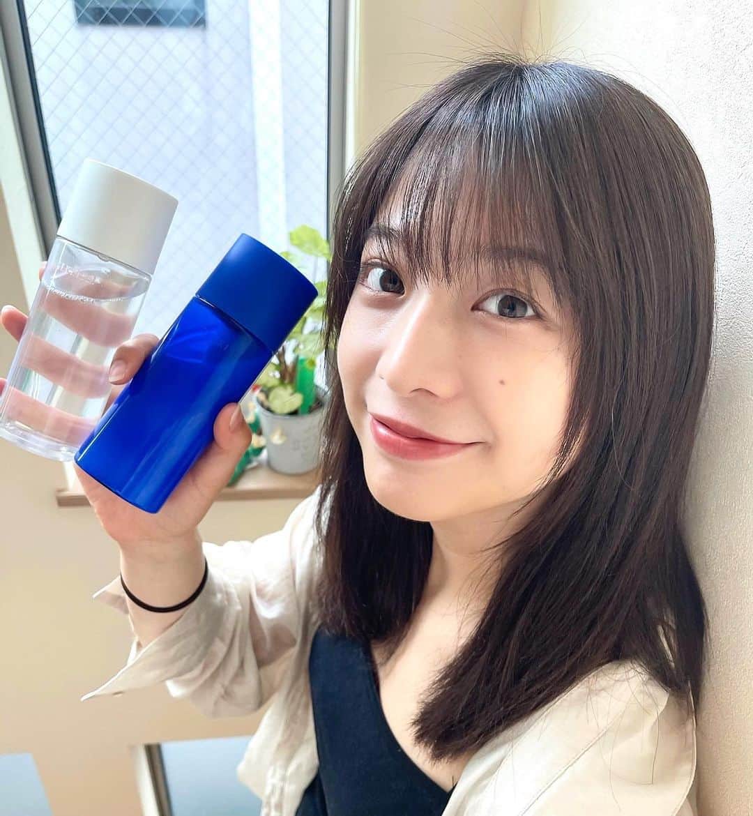 のインスタグラム：「お気に入りたち✌🏻💫 雪肌精クリアウェルネス！  そろそろ日差しも強くなってくるし、紫外線対策の為に肌ケア頑張ろーと思って使い始めました👶🏻🌿  夜はまろやかなタッチで保湿してくれる青のナチュラルドリップ、朝のお化粧前は優しい肌あたりの白のピュアコンクで使い分けてます！  ナチュラルドリップは紫外線量が増えてきて、汗や皮脂分泌も過剰になるので毛穴ケアに👌🏻💙 ピュアコンクは、低刺激処方で肌に優しい使い心地なので普段化粧水を使わない男性にもおすすめです🤍  是非☺︎  #雪肌精クリアウェルネス #sekkisei #雪肌精 #高保湿 #毛穴ケア #低刺激ケア」