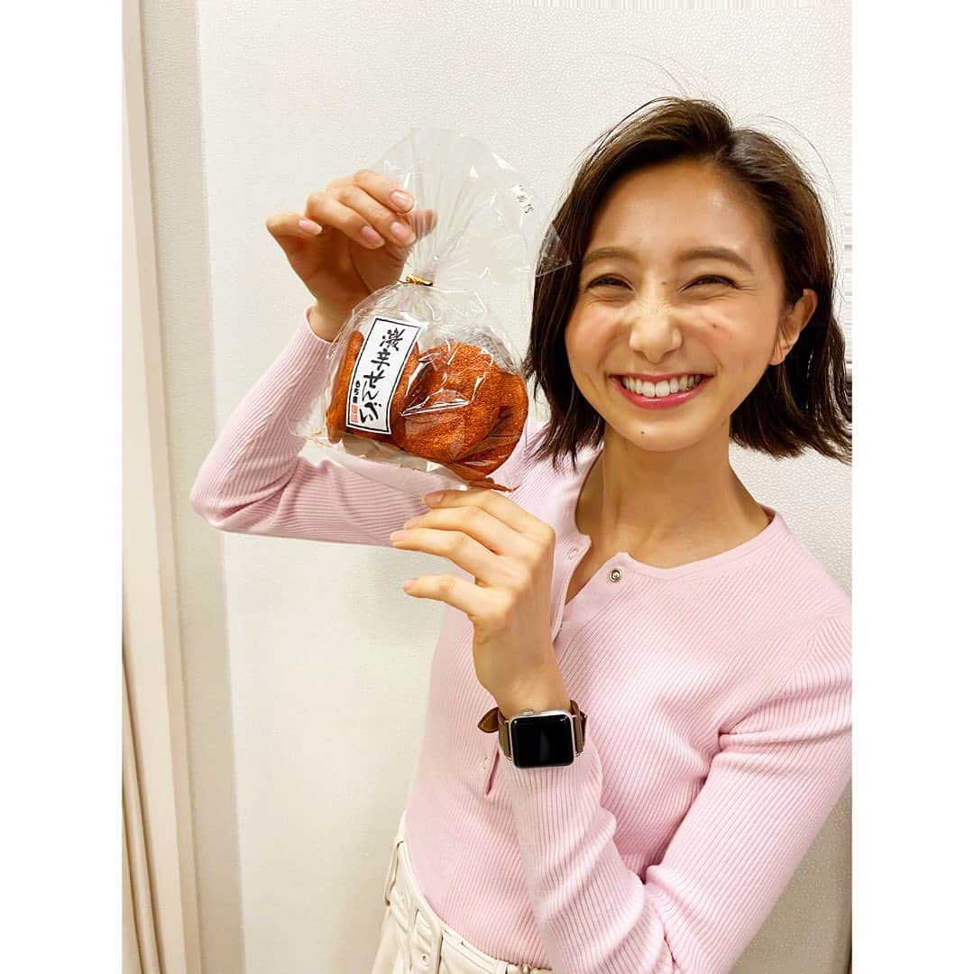 近藤夏子さんのインスタグラム写真 - (近藤夏子Instagram)「.   大好きなスタイリストさんが #激辛せんべい をプレゼントしてくださいました😍❤️ 　 まっかっか！！ くううう、嬉しい！！！！ 激辛の文字を見るとテンションあがります。  　 最近辛いもの情報とかを見つけると みんな送ってくれて嬉しいです☺️笑 　 並行してたまご情報もお待ちしております☺️💛  なにより教えよ〜と思ってくれる気持ちがうれしい🥺 　 　 . #この前はカボスバージョンの柚子胡椒を頂き #世界一辛い七味とか #ご飯食べよっていうと #辛いのは嫌だよって言われる　 #激辛 #テンションあげあげ  #TBSアナウンサー #近藤夏子」3月23日 18時45分 - kondokako0804