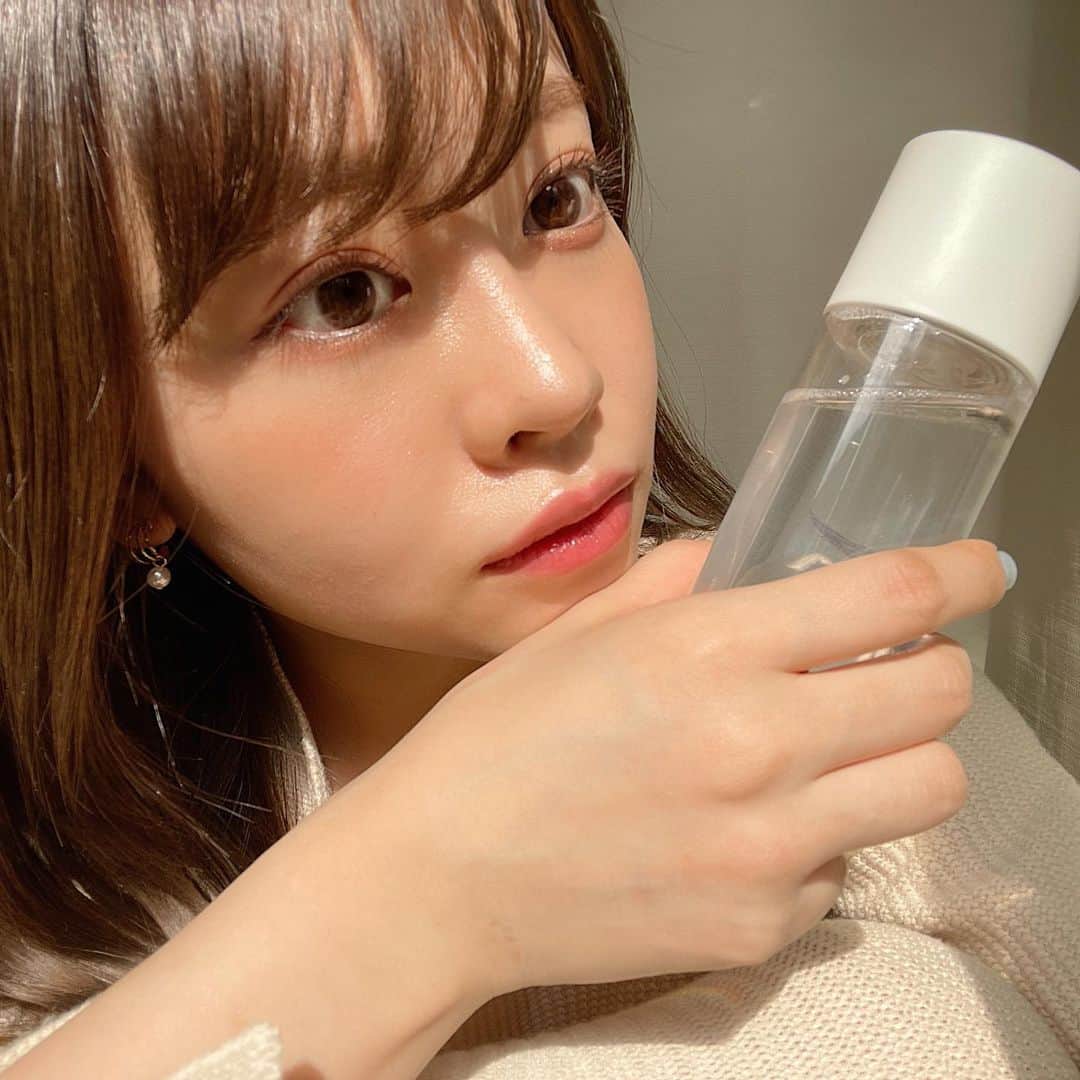 高木由梨奈のインスタグラム：「最近スキンケアを一新🧖‍♀️✨  二週間くらい前から使い始めた雪肌精クリアウェルネス ピュアコンク🤍 最近花粉のせいなのか赤みがでたりザラついたりどうも肌の調子が悪くて変えてみました💭  ベタベタしないのにしっかり潤う😭✨ 敏感肌気味の私でも全くヒリヒリしないです！👏  香りもないから男性の方にもお勧めしたい！！✨  これから日差しが強くなってくるからスキンケアしっかり頑張ろ〜！👌  #雪肌精 #sekkisei #雪肌精クリアウェルネス #低刺激ケア #高保湿 #sekkisei_partner」