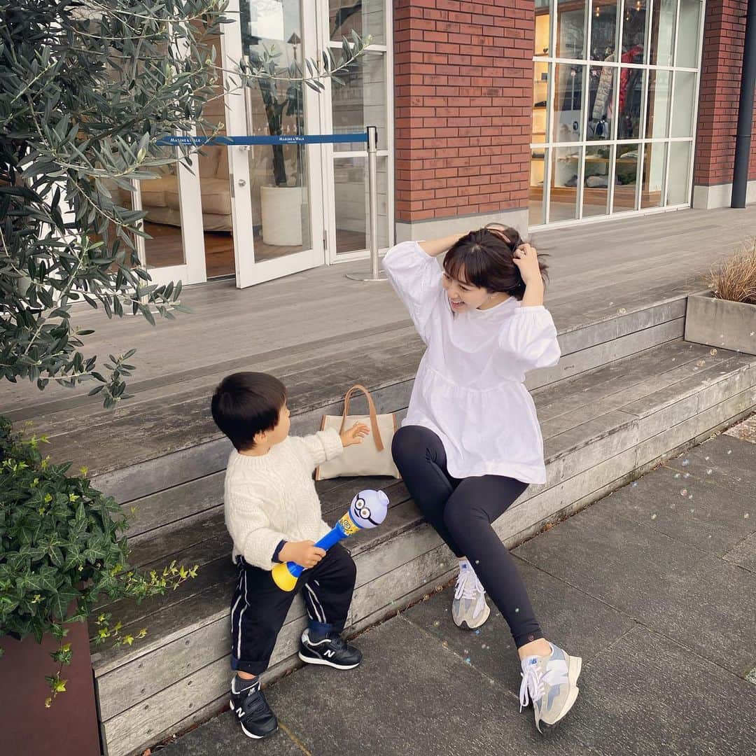 のインスタグラム：「シャボン玉が 大好き❣️ まだ手動のものだと うまく吹けない& 液体が口に入るのが怖いので… 電動シャボン玉が有難い☺️ 最近は @cosstores_jp のブラウスに @lululemonjp のレギンスが 制服です💓 #mamalife #mamacoordinate #cos #lululemon」