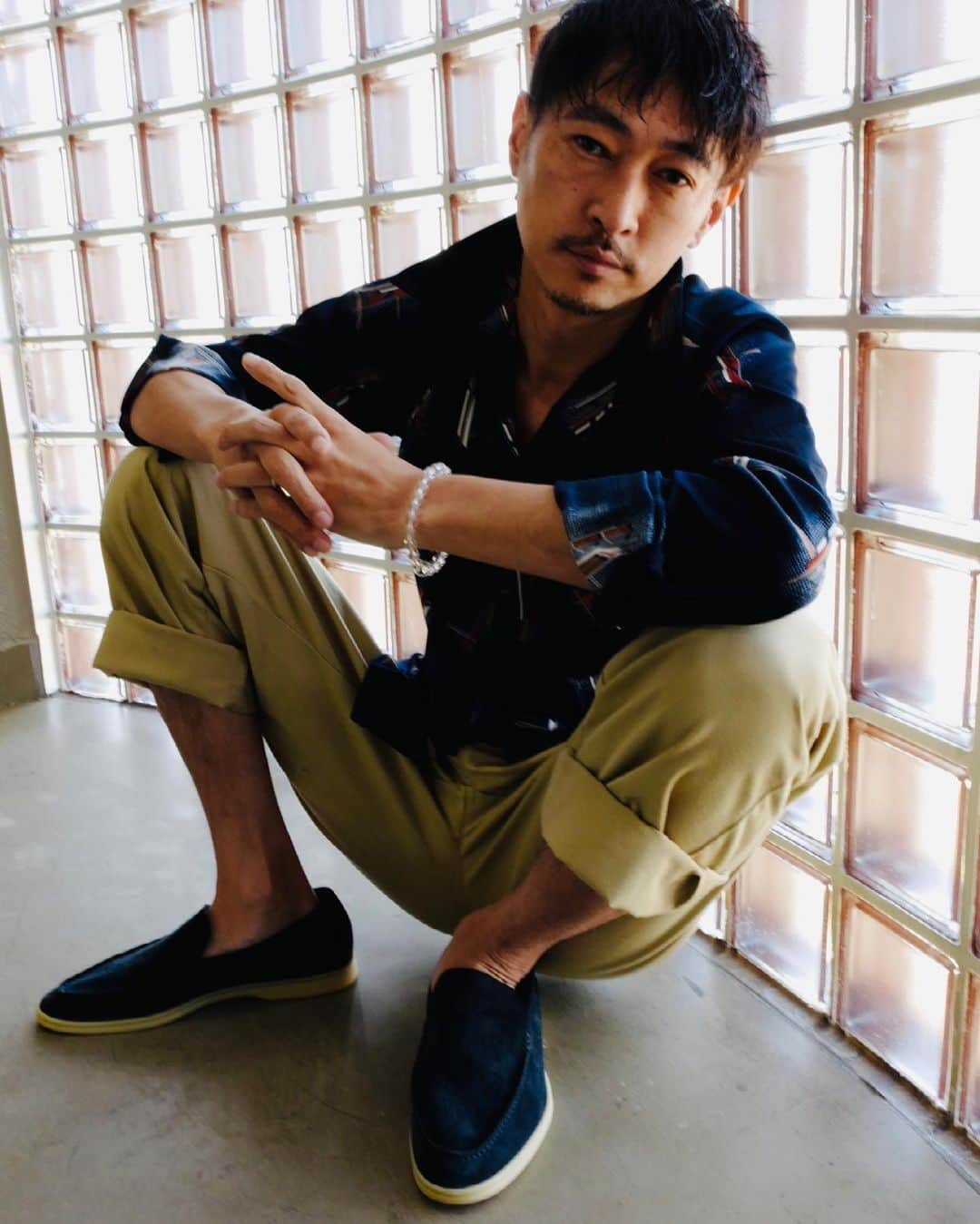 窪塚洋介のインスタグラム：「スニーカーもいいけどローファーもいいね。  @loropianaofficial のスエードのサマーウォークは裸足で履いてて心地良い 。 フォーマルな場にもいいって万能か。  #ロロピアーナ #loropianashoes #loropianasummerwalk #loafers」