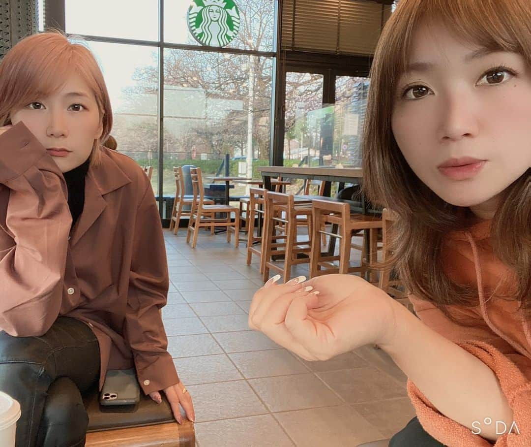 杉山美帆さんのインスタグラム写真 - (杉山美帆Instagram)「きゃなみんと、スタバ🥰 @kanamiyoshida113   今月3分1くらいは一緒に居た気もする🤔 お互いアクティブ過ぎる😂 オススメの旭ポン酢もらた🥺💕  そして今日も洋服の色合いが被る😂 前回は2人ともguのズボンでした笑  #バイトするならエントリー #ゼンケン #myアセット #クレンゼマスク #ぽんずもらた #旭ポン酢 #飲めるらしい #スタバ　#ムースフォームラテ」3月23日 19時08分 - mih0_golf