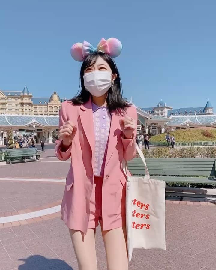 中島奈津希のインスタグラム：「👩🏻🔁💖﻿ ﻿ ﻿ ﻿ ﻿ みんなーーーーーーー🥺💖💖💖﻿ ﻿ ﻿ 3ヶ月弱ぶりに﻿ ディズニーを感じてきました😭💖💖💖﻿ ﻿ ﻿ ﻿ ﻿ ﻿ ﻿ という事で、、、﻿ へーーーーーーんしん👩🏻🔁💖﻿ 【#変身ディズニーバウンド その131】﻿ ﻿ ﻿ ﻿ ﻿ ﻿ ﻿ ﻿ ワクワク過ぎてもう﻿ #林家パー子 さん並みにピンクだね😂😂👍🏻💖笑﻿ ﻿ ☁️☁️☁️☁️☁️☁️☁️☁️☁️☁️☁️☁️☁️☁️☁️☁️﻿ #disneysisters_jp ←#中島姉妹 ディズニーまとめ👭🏻﻿ #東京ディズニーランド ﻿ #ディズニーバウンド」
