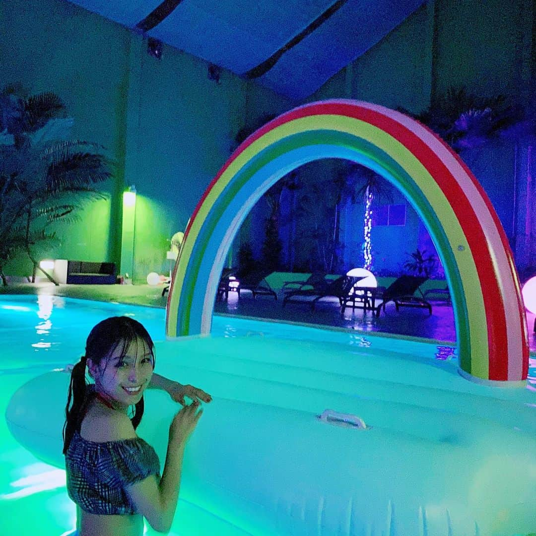 小嶋菜月さんのインスタグラム写真 - (小嶋菜月Instagram)「🌈✨👙🐠🐚 . . #過去pic  #沖縄 #カヌチャリゾート #人生初 #ナイトプール #with #まま #🤣」3月23日 19時13分 - kojimanatsuki_offical