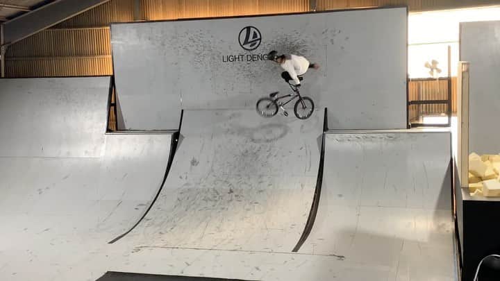 大池水杜のインスタグラム：「Whip👍🏼 初めて空中でキャッチ(?)出来たかも😄 🎥 @ryoga_bmx55 ありがとう！ @visavis_jp #タウン情報おかやま #ライト電業 #bigjohn #bluesakura #slopeshot #bmx #bmxgirl #bmxfreestyle #bmxwomen」