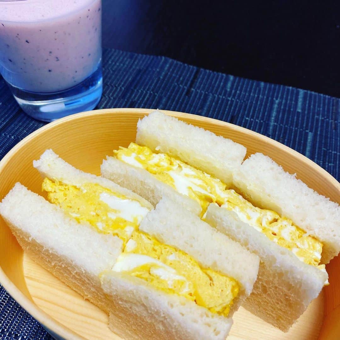 上重聡さんのインスタグラム写真 - (上重聡Instagram)「だし巻き卵サンド作ってみました🥪 ポイントはバター、マヨネーズ、そしてわさびを混ぜたものをパンに塗っています！  #スムージーも添えて」3月23日 19時31分 - satoshi18kamishige