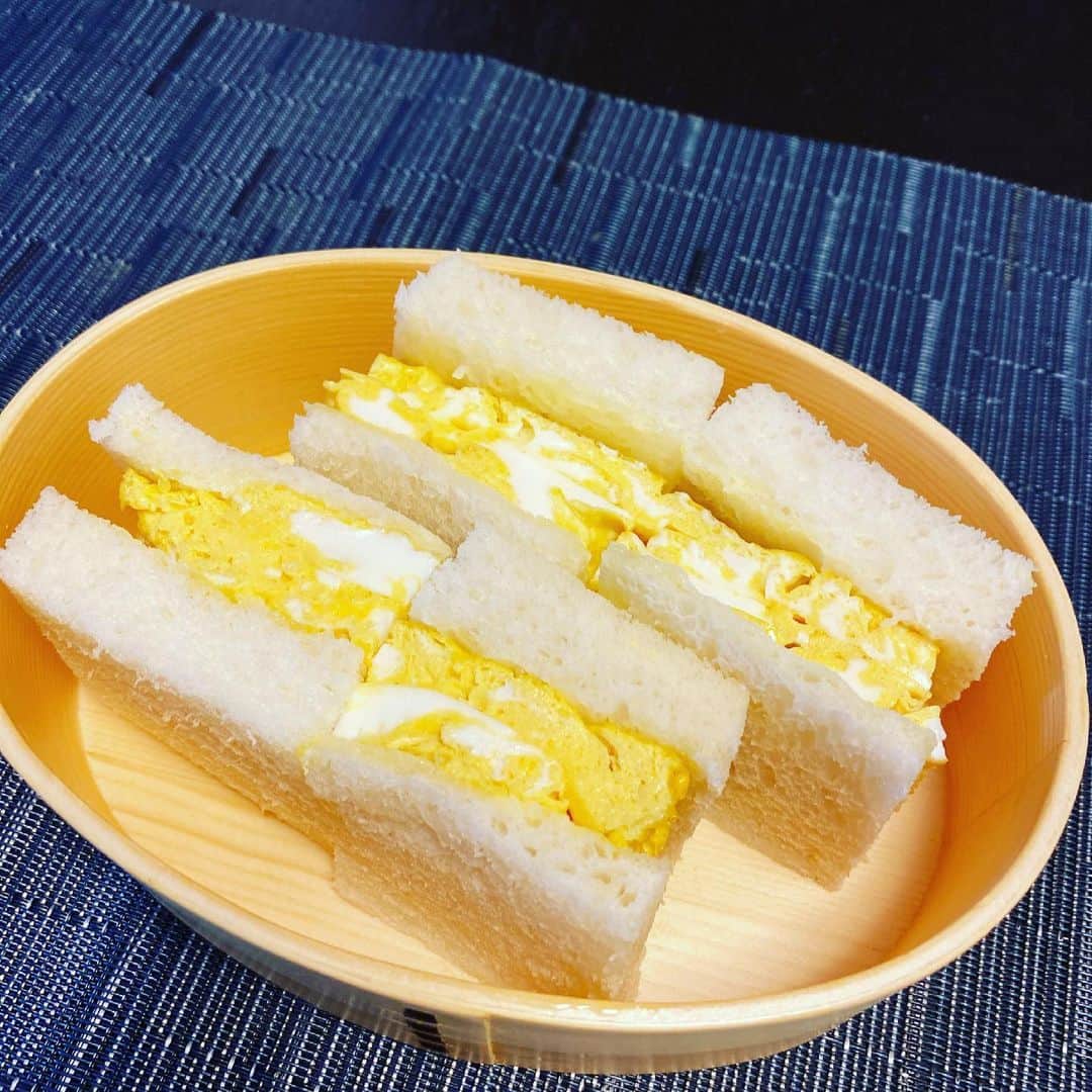上重聡さんのインスタグラム写真 - (上重聡Instagram)「だし巻き卵サンド作ってみました🥪 ポイントはバター、マヨネーズ、そしてわさびを混ぜたものをパンに塗っています！  #スムージーも添えて」3月23日 19時31分 - satoshi18kamishige