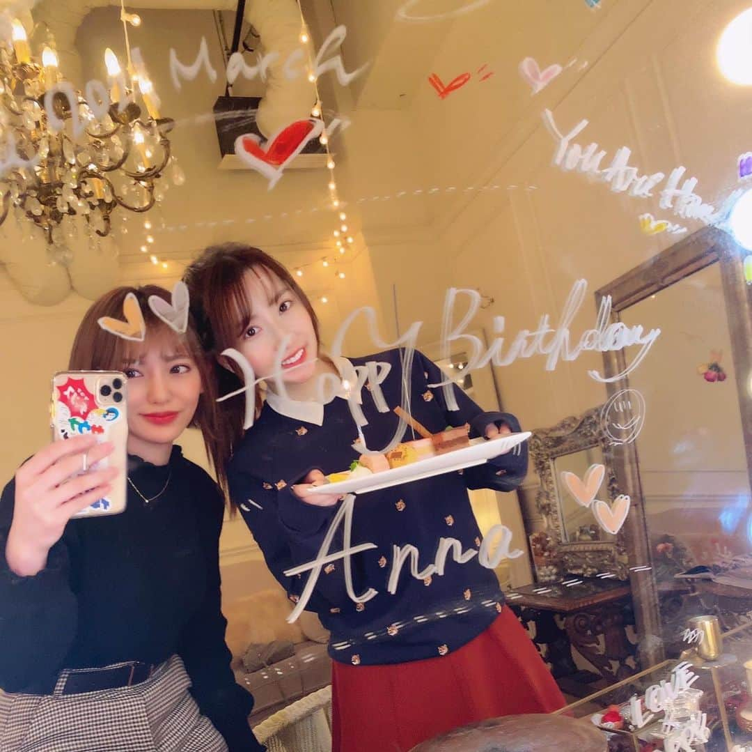 中川杏奈さんのインスタグラム写真 - (中川杏奈Instagram)「先日みづきが今年もおしゃれなお店でお誕生日お祝いしてくれました🥰 嬉しいー❣️✨✨ 大きな鏡にAnna happy birthday って書いてある！ 鏡越しに何度もシャッターを押したけどどれもちょっと文字が顔にかぶる😂 難しい😂 おすすめの美容グッズもたくさんもらって幸せな一日でした🥰 サウナ活動で忙しいのにお祝いありがとう💗 これからもずっと仲良くしてね💞 : #表参道カフェ #表参道ランチ  #誕生日プレート #骨董通りカフェ  #南青山カフェ #誕生日サプライズ」3月23日 19時31分 - annanakagawa0228