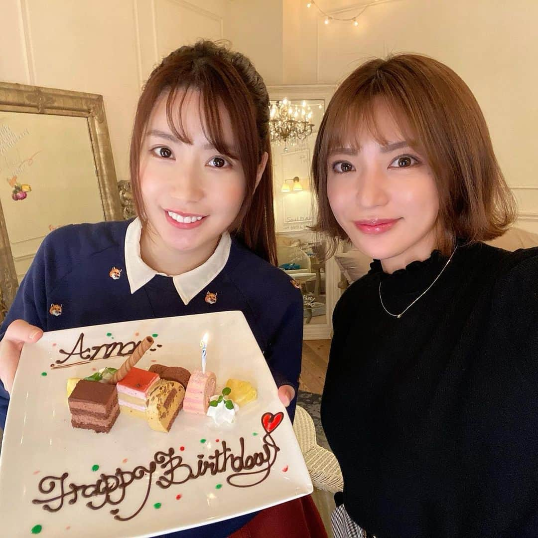 中川杏奈さんのインスタグラム写真 - (中川杏奈Instagram)「先日みづきが今年もおしゃれなお店でお誕生日お祝いしてくれました🥰 嬉しいー❣️✨✨ 大きな鏡にAnna happy birthday って書いてある！ 鏡越しに何度もシャッターを押したけどどれもちょっと文字が顔にかぶる😂 難しい😂 おすすめの美容グッズもたくさんもらって幸せな一日でした🥰 サウナ活動で忙しいのにお祝いありがとう💗 これからもずっと仲良くしてね💞 : #表参道カフェ #表参道ランチ  #誕生日プレート #骨董通りカフェ  #南青山カフェ #誕生日サプライズ」3月23日 19時31分 - annanakagawa0228