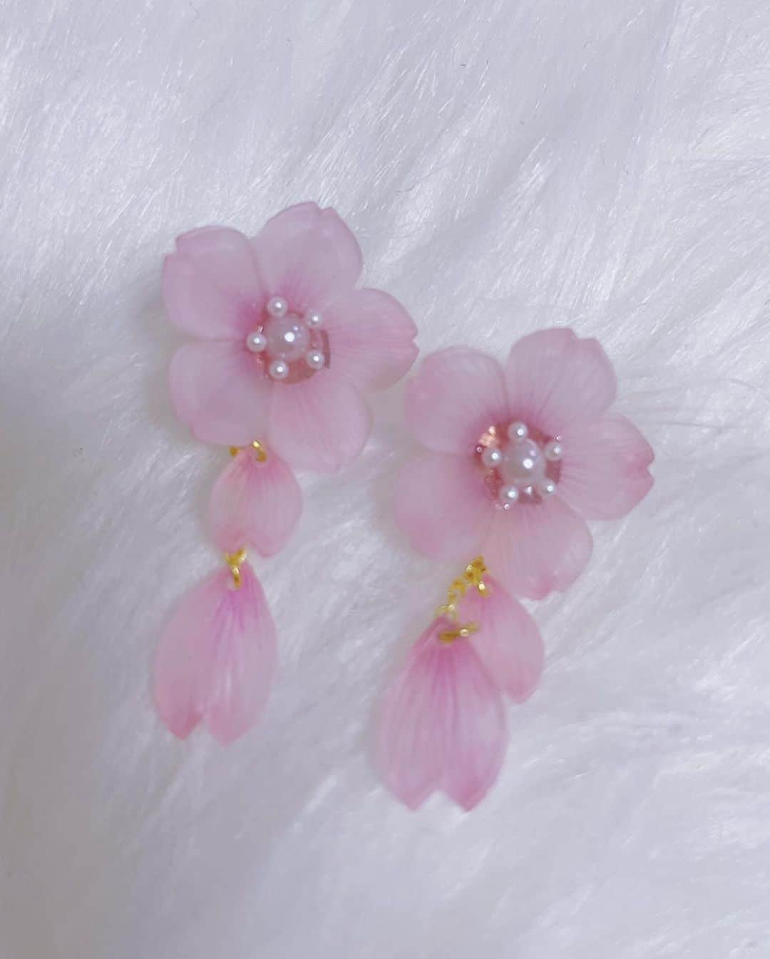 日野礼香さんのインスタグラム写真 - (日野礼香Instagram)「桜ピアスかわいい〜🌸  #cherryblossom #さくら🌸 #桜　#accessory #earrings #pierce #spring #selfie」3月23日 19時32分 - reicheru219