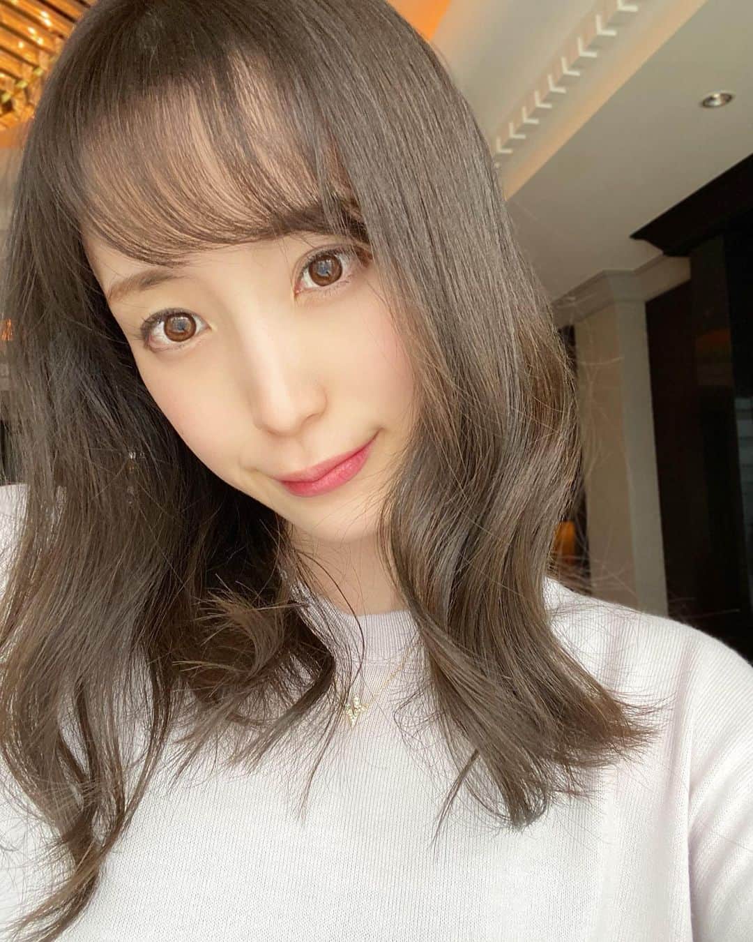小林真由のインスタグラム：「この数年、スキンケアはオールインワンに助けられてます🕊﻿ 保湿保湿！と思いながらも夜は時間との戦いでとりあえずパパッと塗って子どもと寝落ち.. ということがほとんど🥲  きっとそういうママさんも多いはず。(と励ましてる🥺)  先日ご招待いただき、資生堂アクアレーベルの肌と生活が潤う裏テクニック「#うるテク」﻿ウェビナーを視聴してきました。﻿  オールインワンのマルチな使い方を聞いたので隙を見ては実践中！﻿ 特に化粧水のあとにオールインワンで包み込む「#つつみ塗り」は乾燥してた時にも効果的だそう✨﻿ 最近すっぴんで過ごすことが増えたので気づいた時にジェルで包み込んでお肌も心も満たされてます🌸﻿ 香りも良くて癒されるの。﻿ オールインワン生活まだまだ続きそうです🤍﻿ ﻿  私が使ってるアイテムはこの二つ。(2枚目) スペシャルジェルクリームA （ホワイト）（医薬部外品）﻿ ホワイトケア ローション　(医薬部外品)﻿  ﻿ @aqualabelofficial﻿ #うるテク #アクアレーベル #PR #資生堂 #美容 #化粧水 #乳液 #スキンケア #コスメ #春﻿」