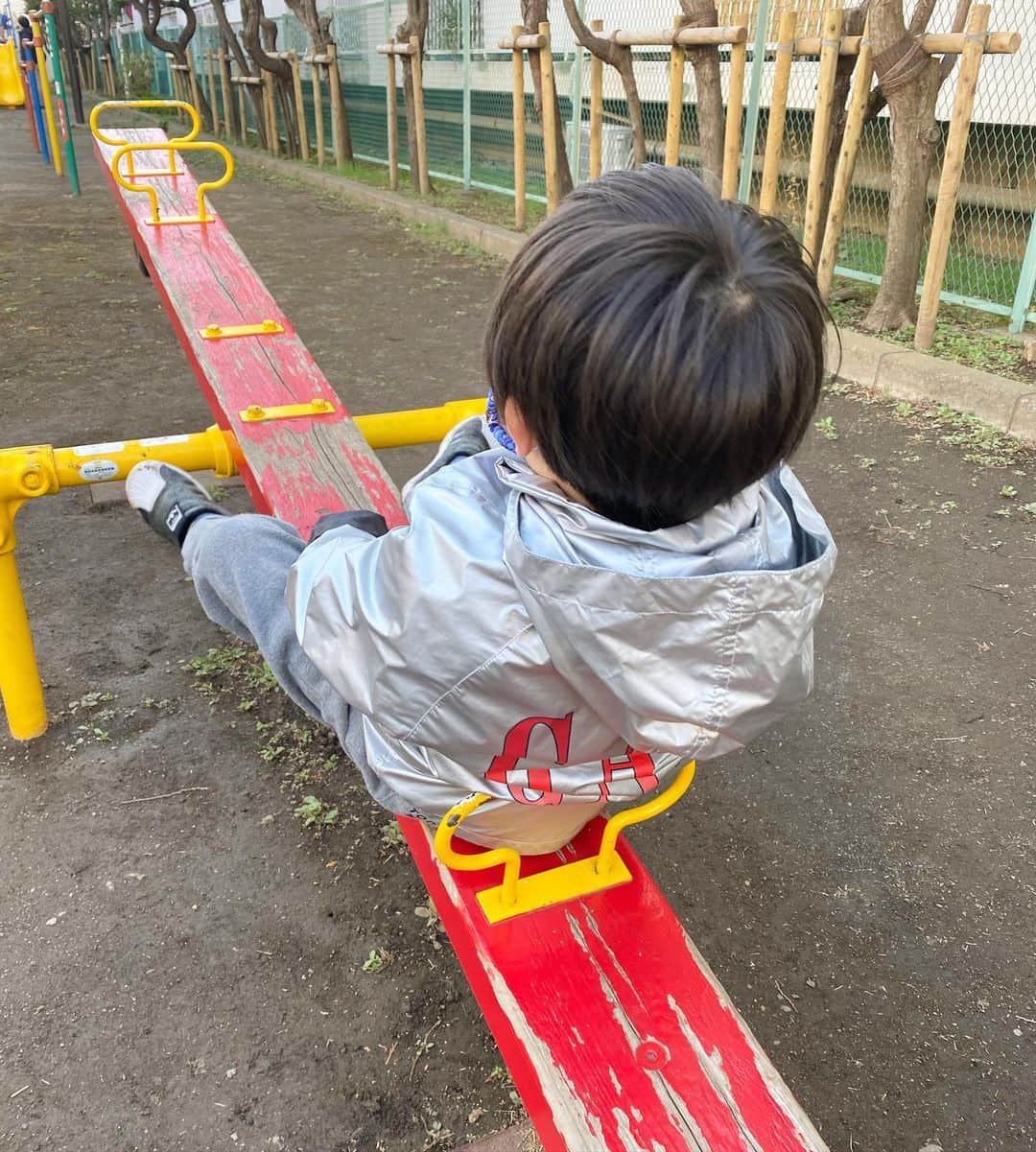 仁科仁美のインスタグラム：「暖かくなってきたけど、日陰は少し寒いですね…（ ; ; ） そんな春休み中の息子さんと公園です♬  今日は、朝から首を寝違え…痛くて…首が動きません。。。笑  なので、早寝をします♬笑」