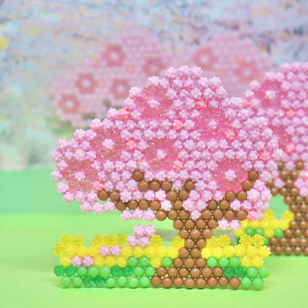 アクアビーズ公式さんのインスタグラム写真 - (アクアビーズ公式Instagram)「・ アクアビーズで、菜の花畑に咲く桜の木を作ってみました🌸 ・ お部屋に飾っても可愛いですね❣ ・ こちらの作品は、公式ウェブサイトからイラストシートをダウンロードする事ができます✨  #アクアビーズ #aquabeads #ビーズ #beads #桜 #sakura #さくら #cherryblossom #春 #spring #菜の花  #おうち時間」3月23日 20時00分 - epoch1958_jp