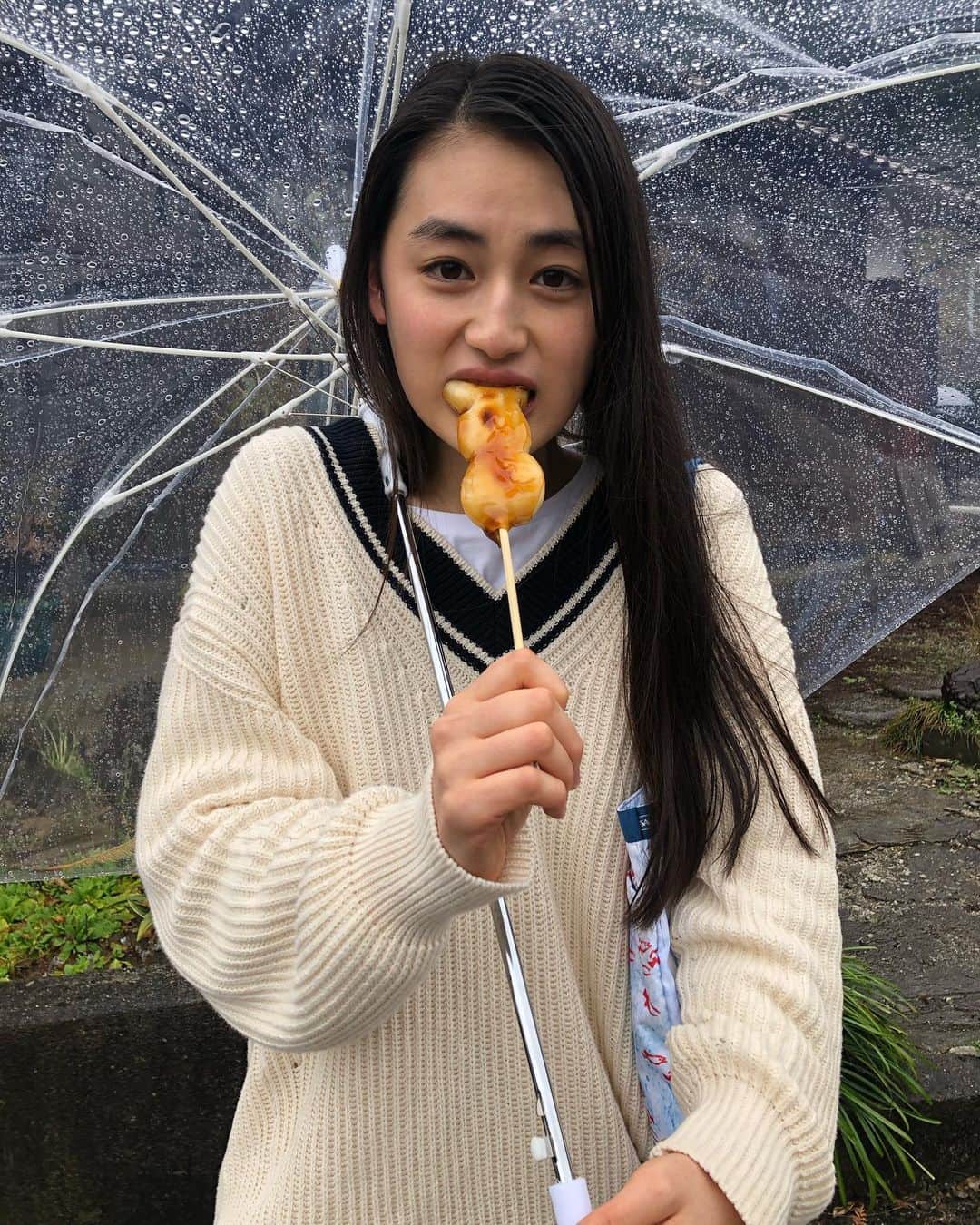 八木莉可子さんのインスタグラム写真 - (八木莉可子Instagram)「みたらし団子を食べてたら 餡を袖に落としてしまいました笑笑  （帰って洗濯して無事とれました👕）」3月23日 20時07分 - yagirikaco_official