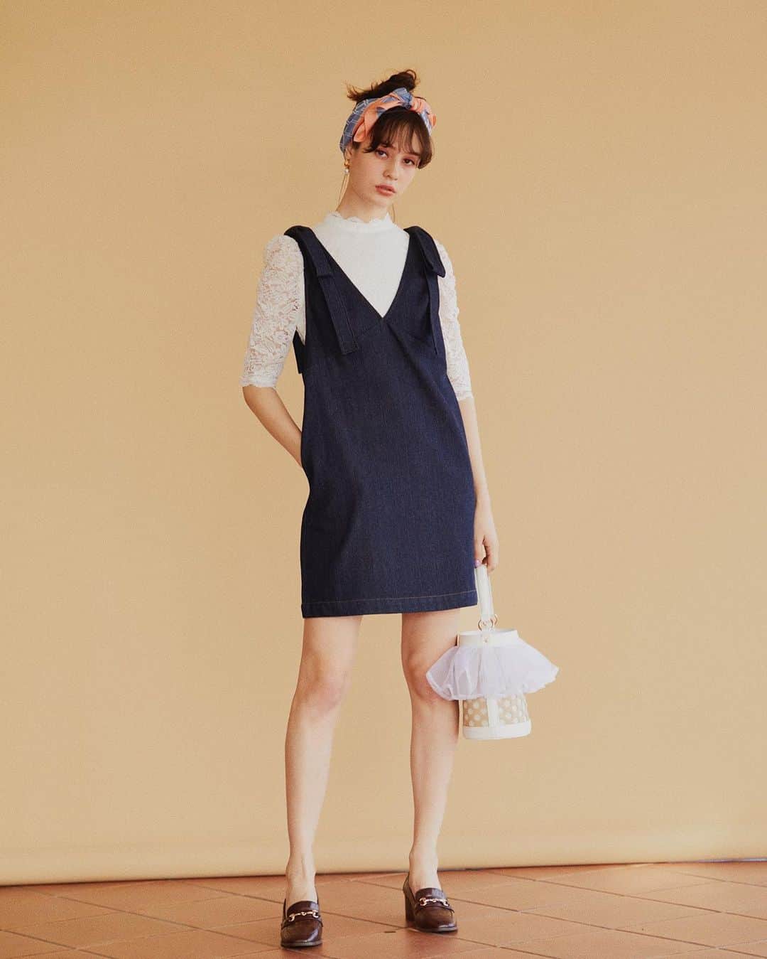 のインスタグラム：「【👗NEW ITEM👜💕】 店頭入荷中の新作アイテムをご紹介😉🎶  フェミニンな印象を醸す レースのスタンドネックブラウス💋  袖口や裾、ネックまわりのスカラップデザインと 袖の程良い透け感がポイントの1枚は デニムなどのカジュアルアイテムと合わせても 女性らしいスタイルに仕上がります🥰👠 身頃部分にはしっかりと裏地が付いてるので安心✨  大きな肩リボンの付いた ミニ丈のデニムジャンスカと合わせれば 大人可愛い印象に😉❤️  👉スワイプして ルミネ池袋店ななたん（148cm） の着こなしをCHECK😘 ———————————————————— 🔻店頭入荷中!!✨ ✔︎レースブラウス￥7,590 #31sdm品番011152 カラー(オフホワイト/ブラック) サイズ（36/38） 🔻店頭入荷中!!✨ ✔︎リボンショルダーデニムミニワンピース￥10,450 #31sdm品番071262 カラー(インディゴブルー/オフホワイト) サイズ（36/38）  ———————————————————— ⚠️価格は税込みとなります⚠️  入荷予定日や在庫は、店舗により異なります。また、予告なく入荷日が変更となる場合がございますのでご了承ください🙇‍♀ 店舗では、入荷連絡も承っておりますので スタッフまでお声掛けください💁‍♀️💕 #31Sonsdemode #31sdm #31sdm_outfit #31 #fashion #coordinate #spring #feminine #new #cute #onepiece #dress #lace #blouse #denim #トランテアンソンドゥモード #トランテアン  #コーディネート #フェミニン #新作 #春 #映え #大人可愛い #春コーデ #ワンピース #ドレス #ワンピ #デニム」
