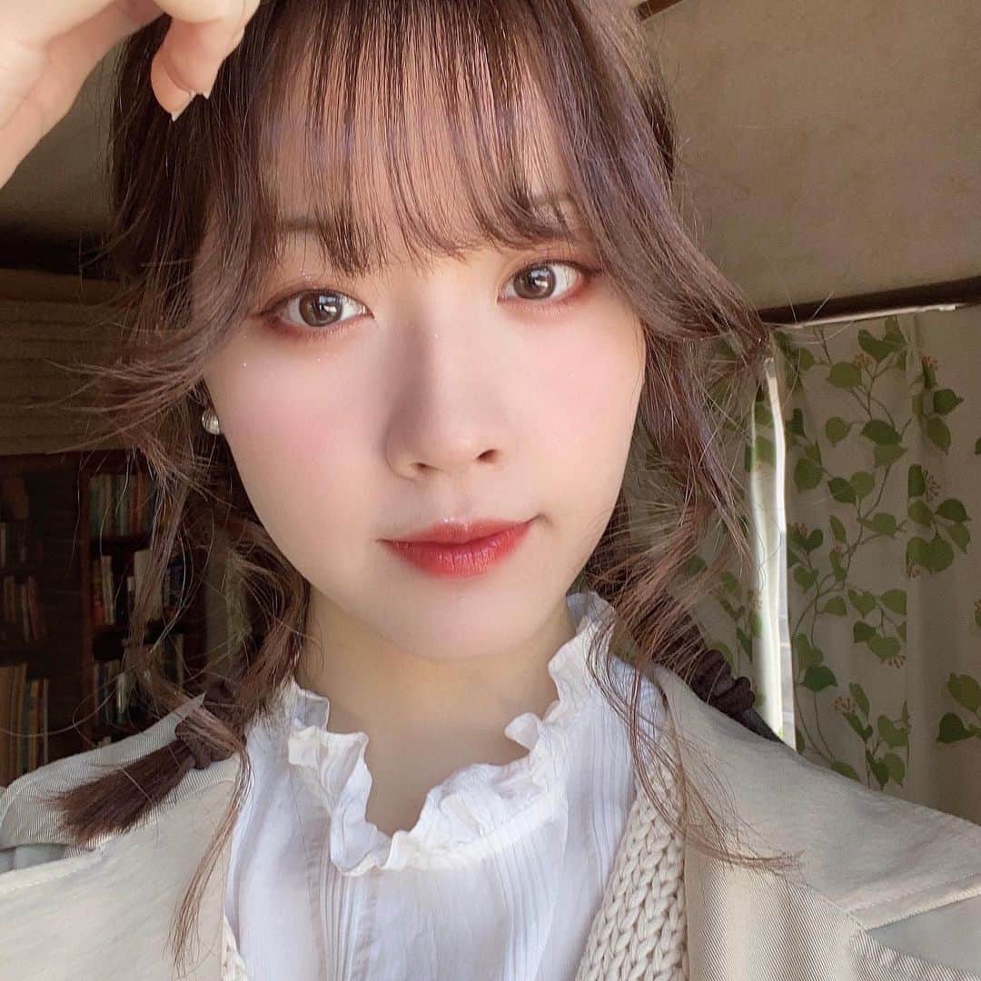 のインスタグラム：「３月！﻿ 桜も咲き始めて過ごしやすくなってきました🌸﻿ 袴やスーツ姿の方々を出先で見かける機会が多く卒業シーズンとあわせて、年度末をひしひしと感じながら新年度に向けて準備中です。﻿ ﻿ 春といえば、自分自身軽度の花粉症なのと、照明に当たると目が乾きやすいのとで200円くらいの目薬を常にカバンに入れているのですが、たまに別のコートの中に入れたままにしてしまって出先で購入することがあります。﻿ ふと気づいたら3、4個あるので来年度はその辺、気をつけていきたいです。(?)﻿ ﻿ ﻿ それはともあれ﻿ ﻿ 皆様引き続き心身共に体調にお気をつけてお過ごしくださいませ☺️ ﻿ ﻿ #卒業生の皆さんご卒業おめでとうございます！ ﻿ ﻿ ﻿ #photo#ベージュカラー#フリルブラウス#メイク#ボブアレンジ#三つ編み#ニットベスト#selfie#春メイク」