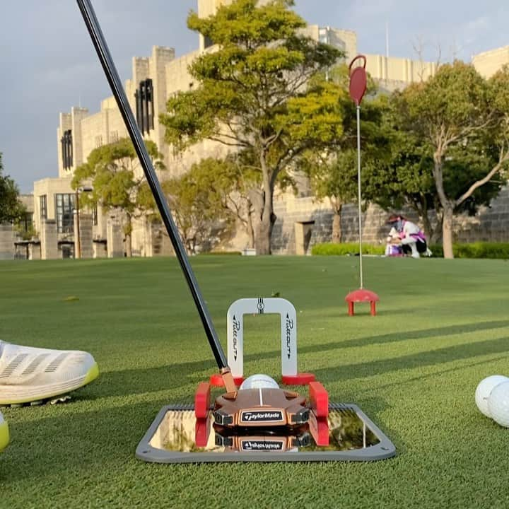 八巻セイラのインスタグラム：「Checking my stroke and focusing on getting the ball on the right line!   パターで一番意識してるのはタッチと打ち出しのラインです！  このドリルは下りのスライスラインでちゃんと打ち出したいところにボールを打ててるか確認してます！  ミラーを使って目線とストロークもチェックしてます！  #合宿 #パター練習 #パター練習器具 #ゴルフ #ゴルフ練習 #プロテスト合格 #目指して #頑張ります #taylormadegolf #spiderputter #puttout」