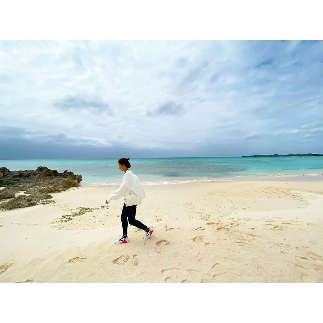 卜部蘭さんのインスタグラム写真 - (卜部蘭Instagram)「. 🏝☀️ #sea  #sandybeach #nike #airmax」3月23日 20時53分 - ranrun0616