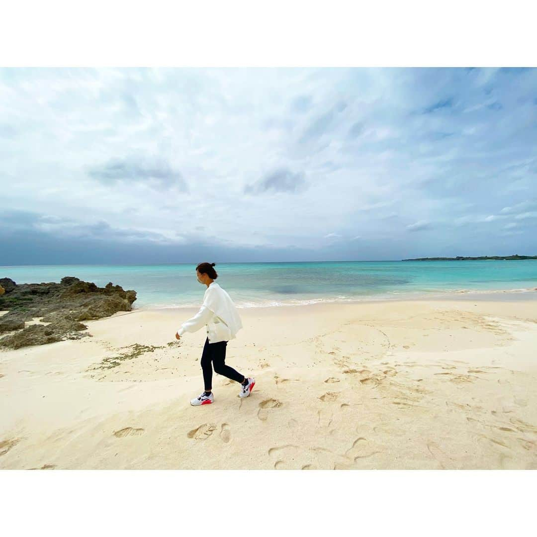 卜部蘭のインスタグラム：「. 🏝☀️ #sea  #sandybeach #nike #airmax」