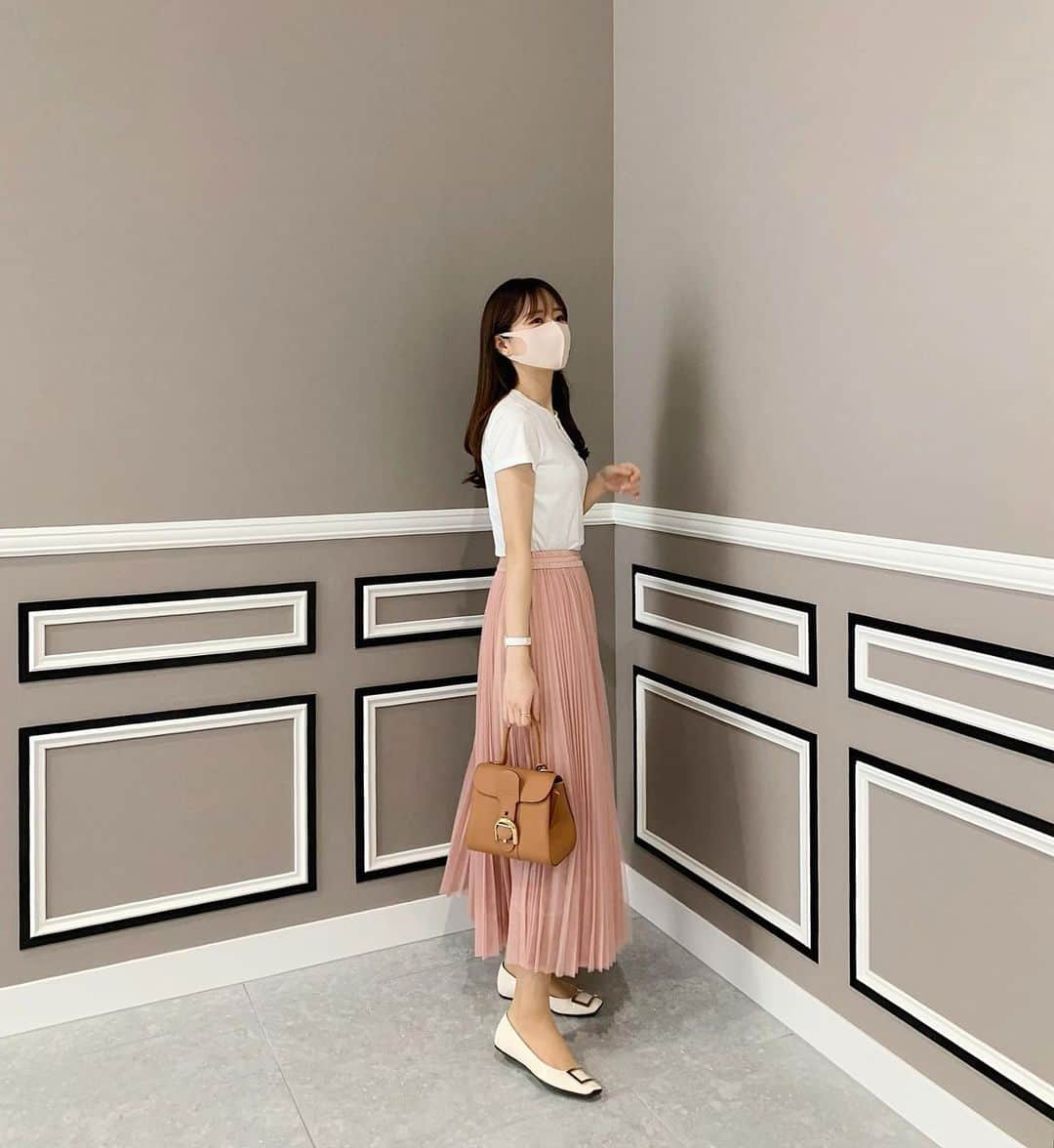 ハンナミのインスタグラム：「ひさしぶりに 昨年のチュールスカートはいた ♡  tshirt #theory skirt #eneu bag #delvaux shoes #rogervivier」