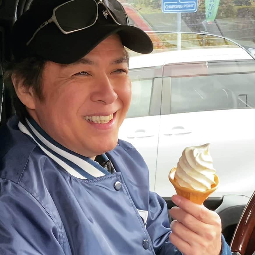 植草克秀さんのインスタグラム写真 - (植草克秀Instagram)「キャンプまでの道のりで食べたソフトクリーム🍦  たまに食べるとおいしいよね😆  #植草克秀  #katsuhideuekusa  #ソフトクリーム」3月23日 21時13分 - katsuhideuekusa