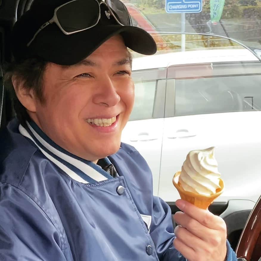 植草克秀のインスタグラム：「キャンプまでの道のりで食べたソフトクリーム🍦  たまに食べるとおいしいよね😆  #植草克秀  #katsuhideuekusa  #ソフトクリーム」