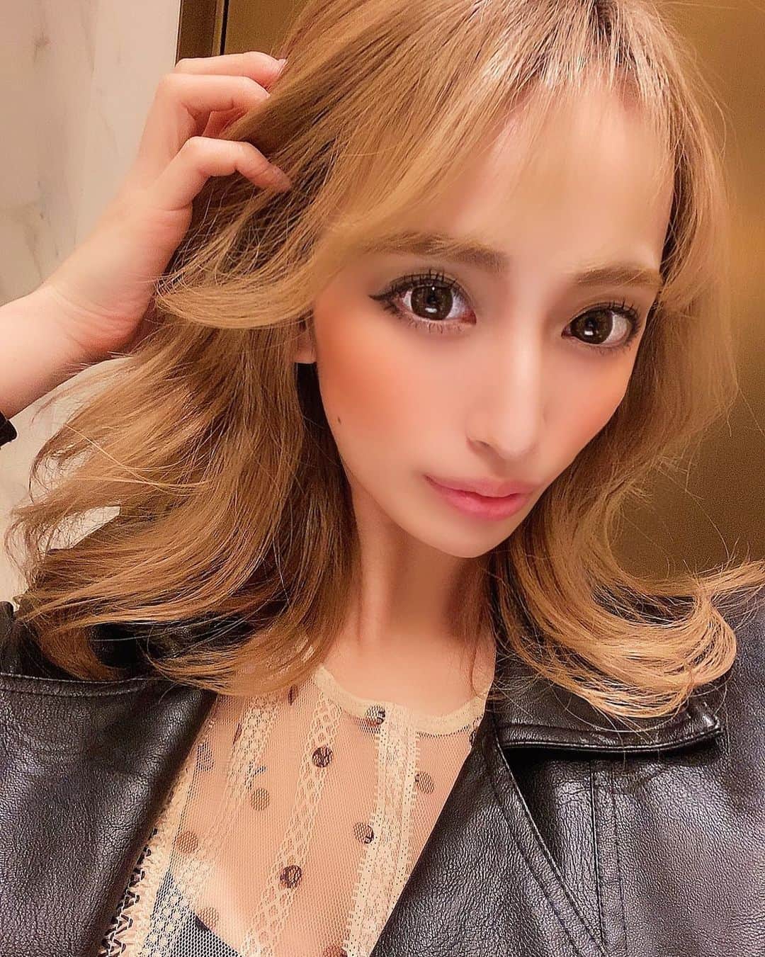 MOMOKAのインスタグラム：「・ お外にでて気分変えたり、働き方を 見直したり、新たな挑戦をすると 気持ちもかわるねっ🪄🪄  もう3月終わってしまうなぁ😌💭 お花見の季節たのしみっ🌸  ・ ・ ・ #セルフィー #セルフィー女子 #自撮り #今日のコーデ #コーデ #おしゃピク #ギャル #ギャルメイク #メイク方法 #シンママ #女の子ママ #おしゃれさんと繋がりたい #ootd #make #fashion #codenate」