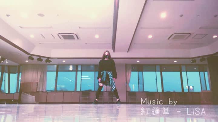 Dance MANAのインスタグラム：「去年の1月に作った振り付け♫「紅蓮華」LiSA👹🧟‍♀️🧟‍♂️今日のレッスン後に撮ってみたよ  👸🏼🎍zzz  「紅蓮華」を、どうしても.....「くれない」と、度々言い間違えてしまう、MANAなのであった。(マルコ風)  X  ...........🙊w  Music by #紅蓮華 #LiSA ✨✨  #choreography #dancer #choreographer #fashion #japanesedancer #jazzdance #girlshiphop #鬼滅の刃 #challenge #紅蓮華チャレンジ #踊ってみた #レッスン」