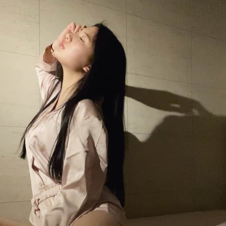 寺前風子のインスタグラム：「本日の個人撮影会の様子を撮ってみました👀✨  コンセプトは“家にいる私“🏠  気になる方は 是非次回の個撮でお会いしましょう♡ 日時は決まり次第、 Twitterにて報告いたします✨  今日撮影会に来てくださった皆様、 本当にありがとうございました🙏❤️  #寺前風子 #モデル #撮影 #モデル撮影 #模特 #hairstyle #写真偶像  #followme #followforfollowback #followers #f4follow #l4likes #いいね返し #beautiful #model #girl #picture #20#photo#グラビア#撮影会#アイドル #beauty #loveyourself #個人撮影会 #部屋着 #ジェラートピケ #ロングヘア」