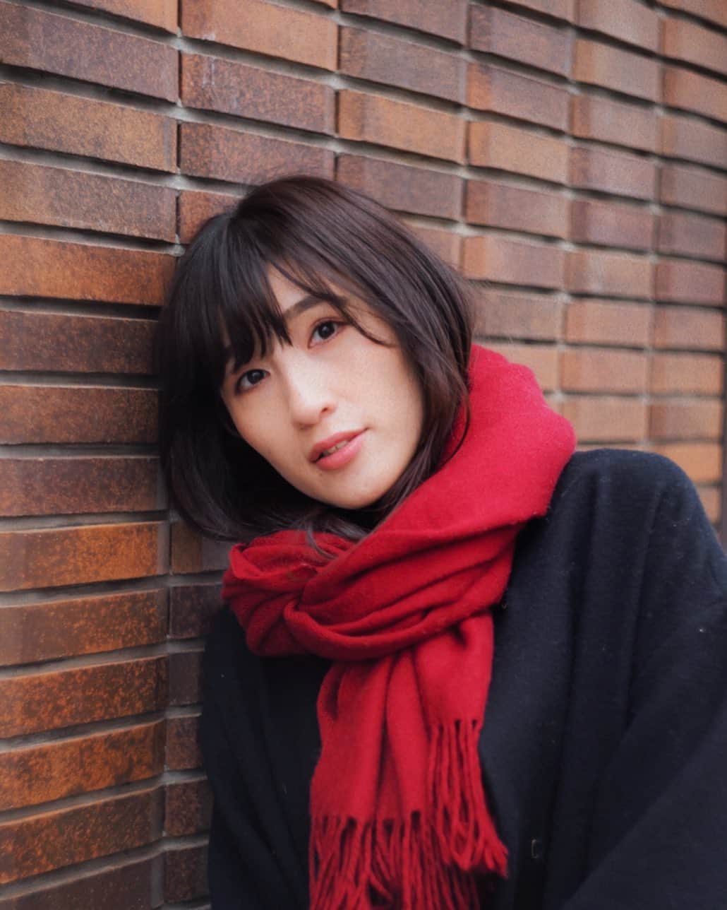 のインスタグラム：「冬のある日🧣 ストールを巻くとき髪の毛は中に入れるか外に出すかいつも迷います💭 ⠀ 冬の撮影データが渋滞気味なので、おうち時間を利用してアップしていきます🐰♡ ⠀ photo by @kazuhisafoto 撮影の時だけマスクを外しています🌼 ⠀ ⠀ #時差投稿 #yamagata #山形 #portrait #portraitphotography #ポートレート #ポートレートしま専科 #マフラー女子 #フリーアナウンサー #松浦彩」