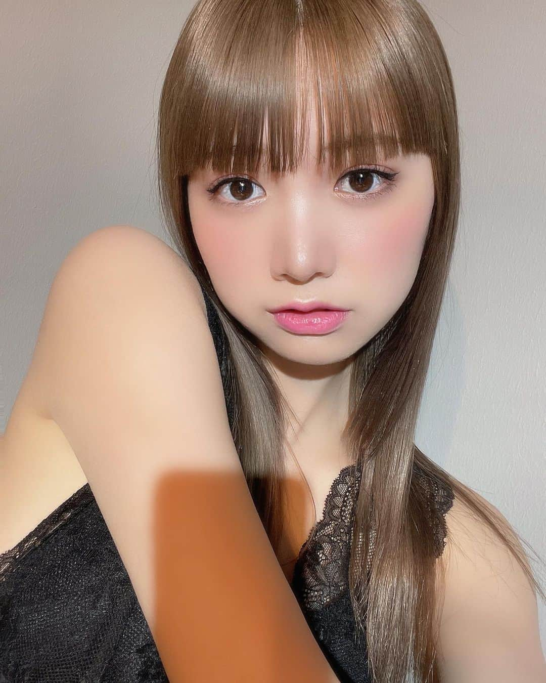 源藤アンリのインスタグラム：「青みピンク推しです🤍🤍🤍 質感マットですがリップで保湿して指でチョンチョンづけすれば馴染んでくれました🤞🏻 人形メイクの研究中👩🏻‍🚀 #シュウウエムラ  #ドールメイク」