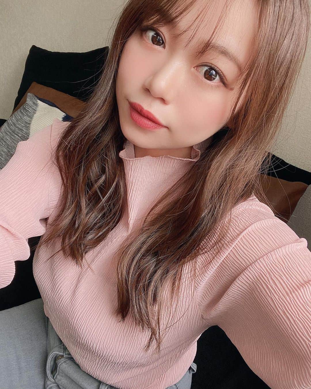 のインスタグラム：「引きこもりすぎて写真ないなぁ💭 昨日と今日で久しぶりに美容室やらネイルサロンやらに行ってきた！💇🏻‍♀️💅🏼 詳細はまた載せるね〜✨  春夏服もたくさん買ったし 早くお出かけ出来るようになったらいいなぁ🌸」
